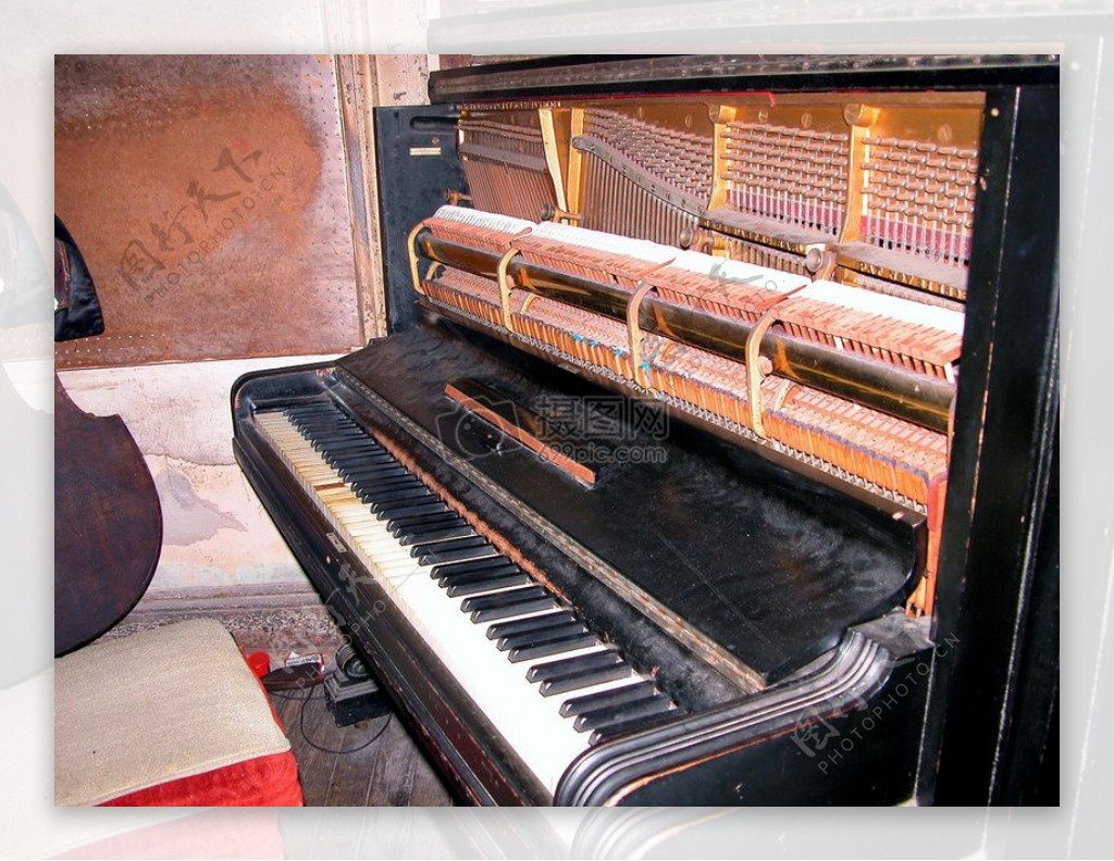 老旧的黑色钢琴