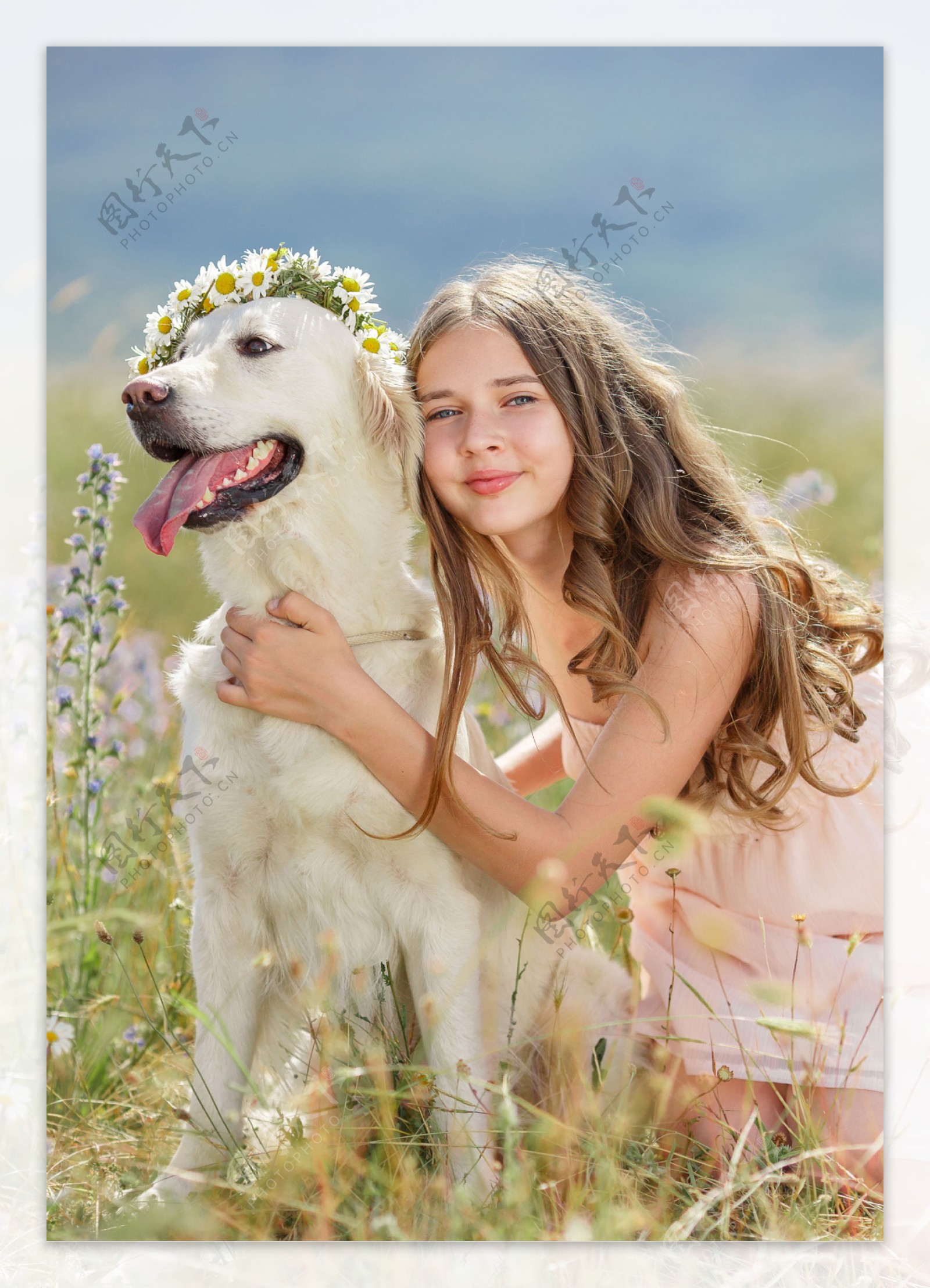 抱着狗狗的美丽女孩图片