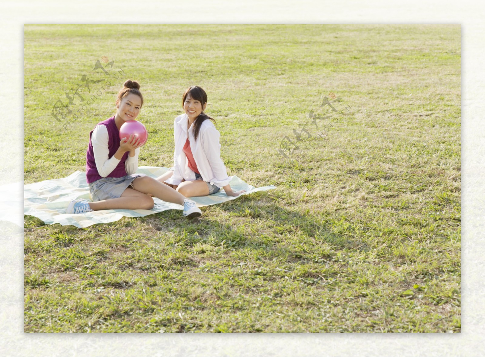 草坪上休闲的女孩图片