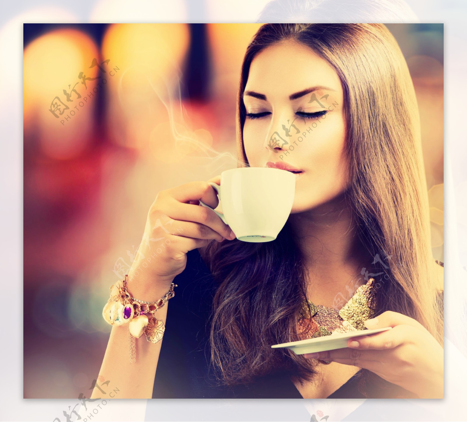 女人在咖啡厅休息和喝咖啡的肖像照片摄影图片_ID:352149040-Veer图库