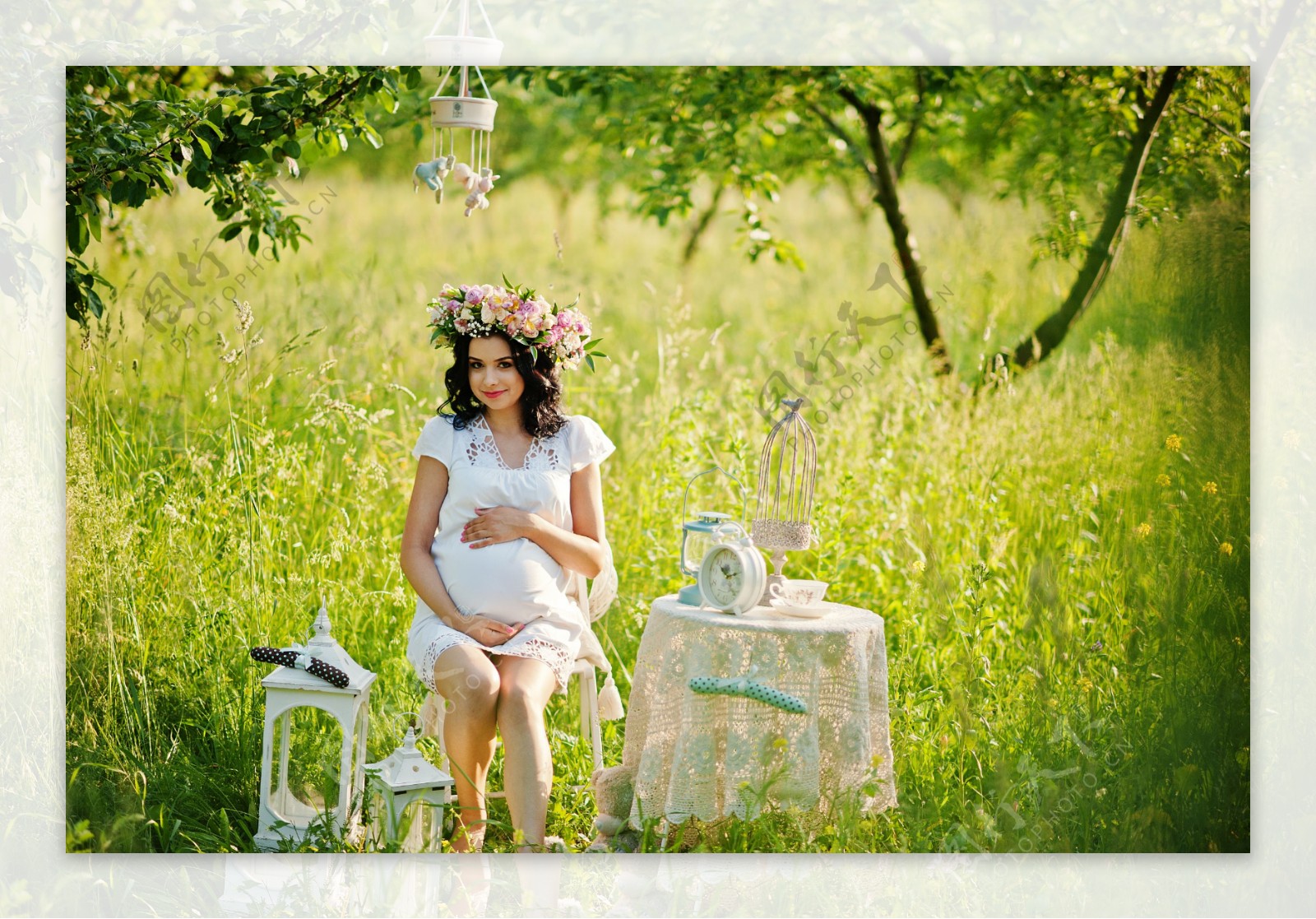 草地里的孕妇美女图片