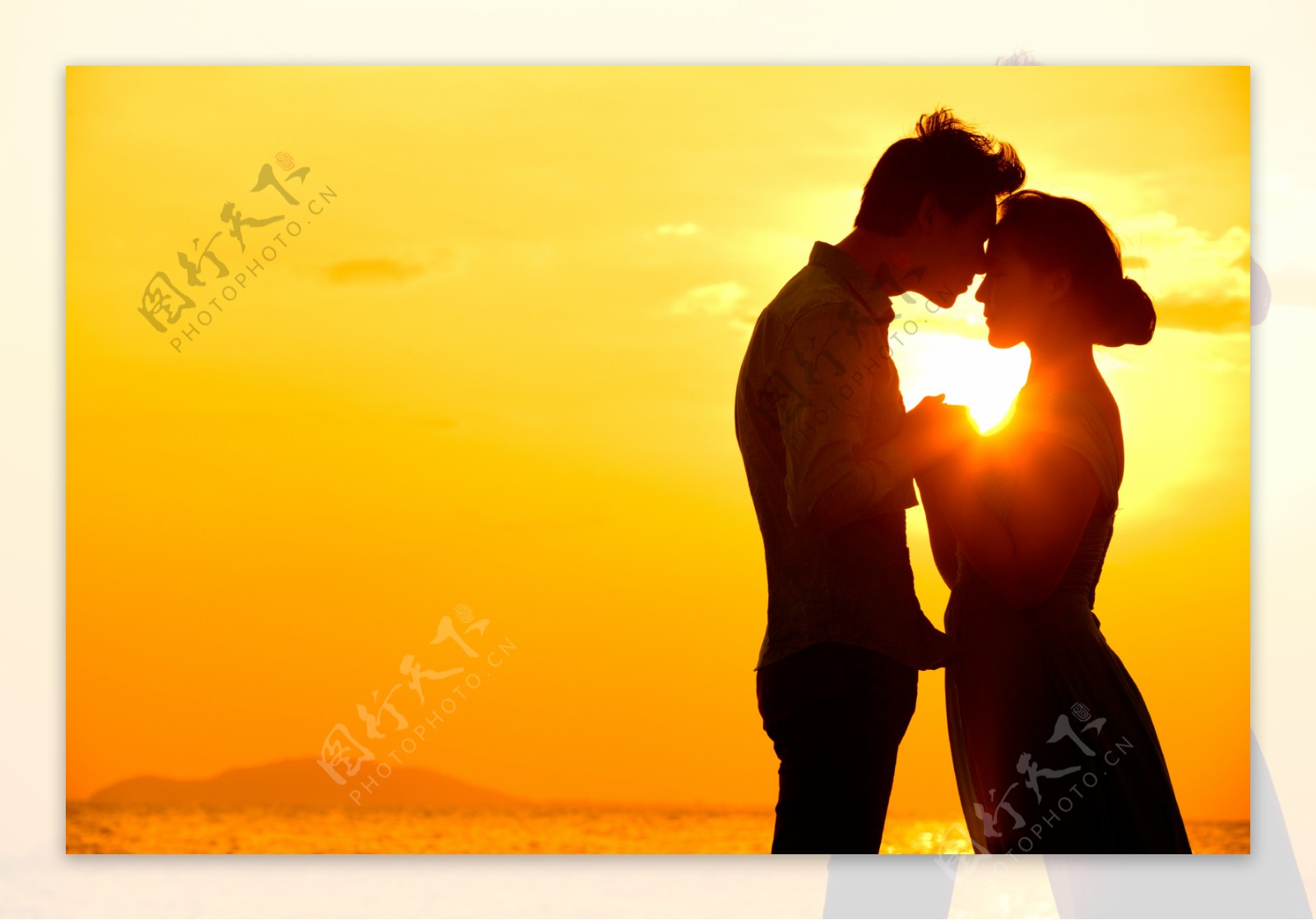 夕阳下海边浪漫情侣图片
