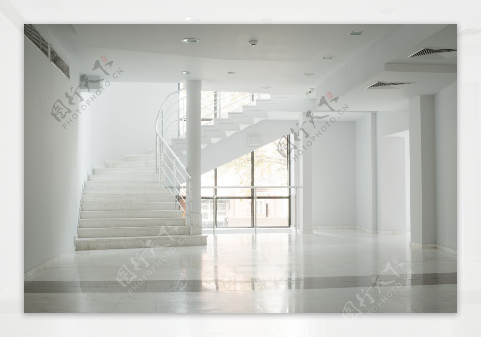 白色室内楼梯图片