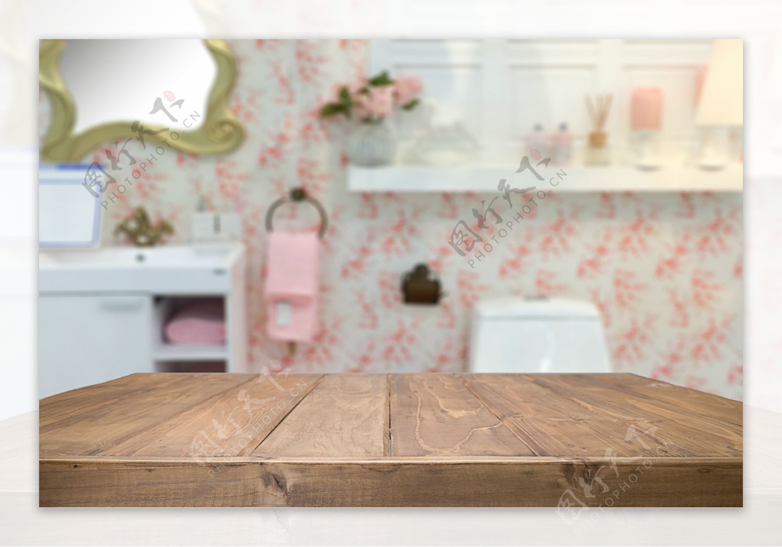 卫生间的木桌子图片