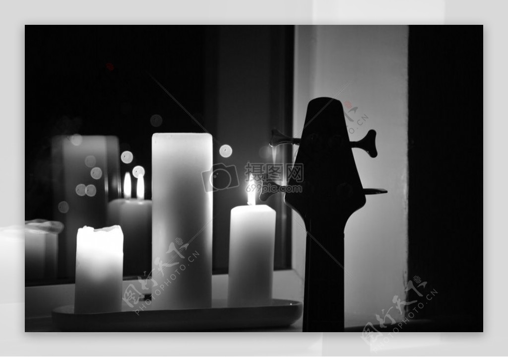 低音蜡烛BW黑色和白色仪器侧影光黑暗