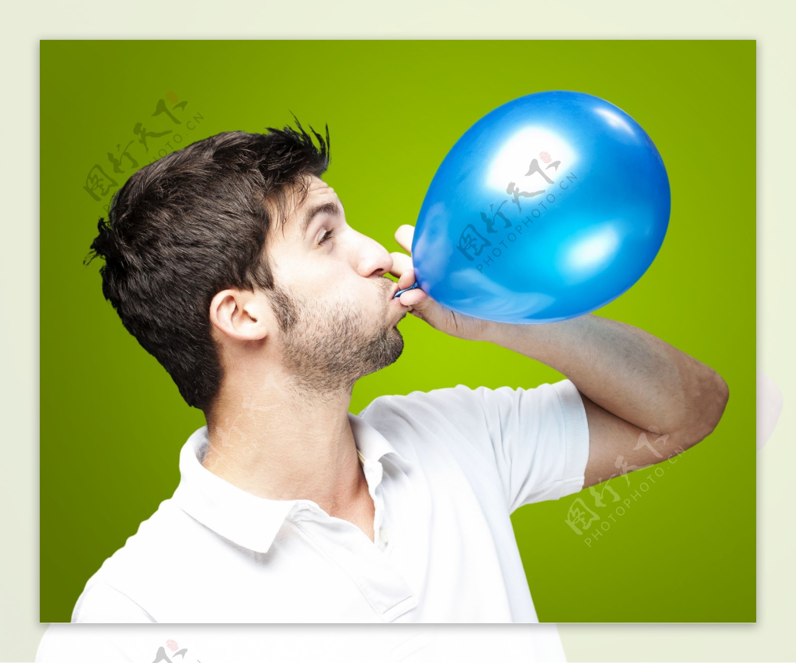 吹气球的男人图片