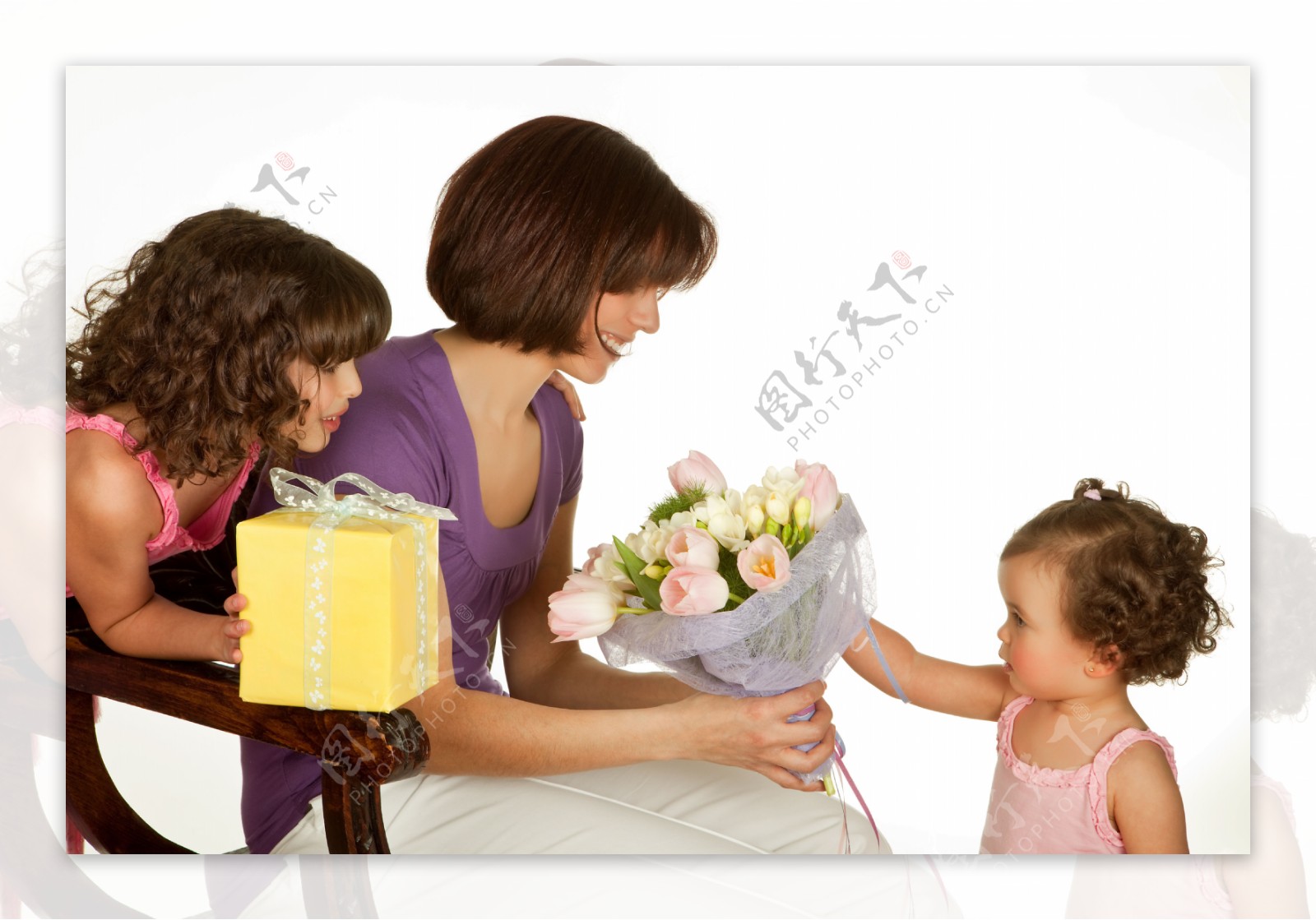 外国宝宝给妈妈送花图片