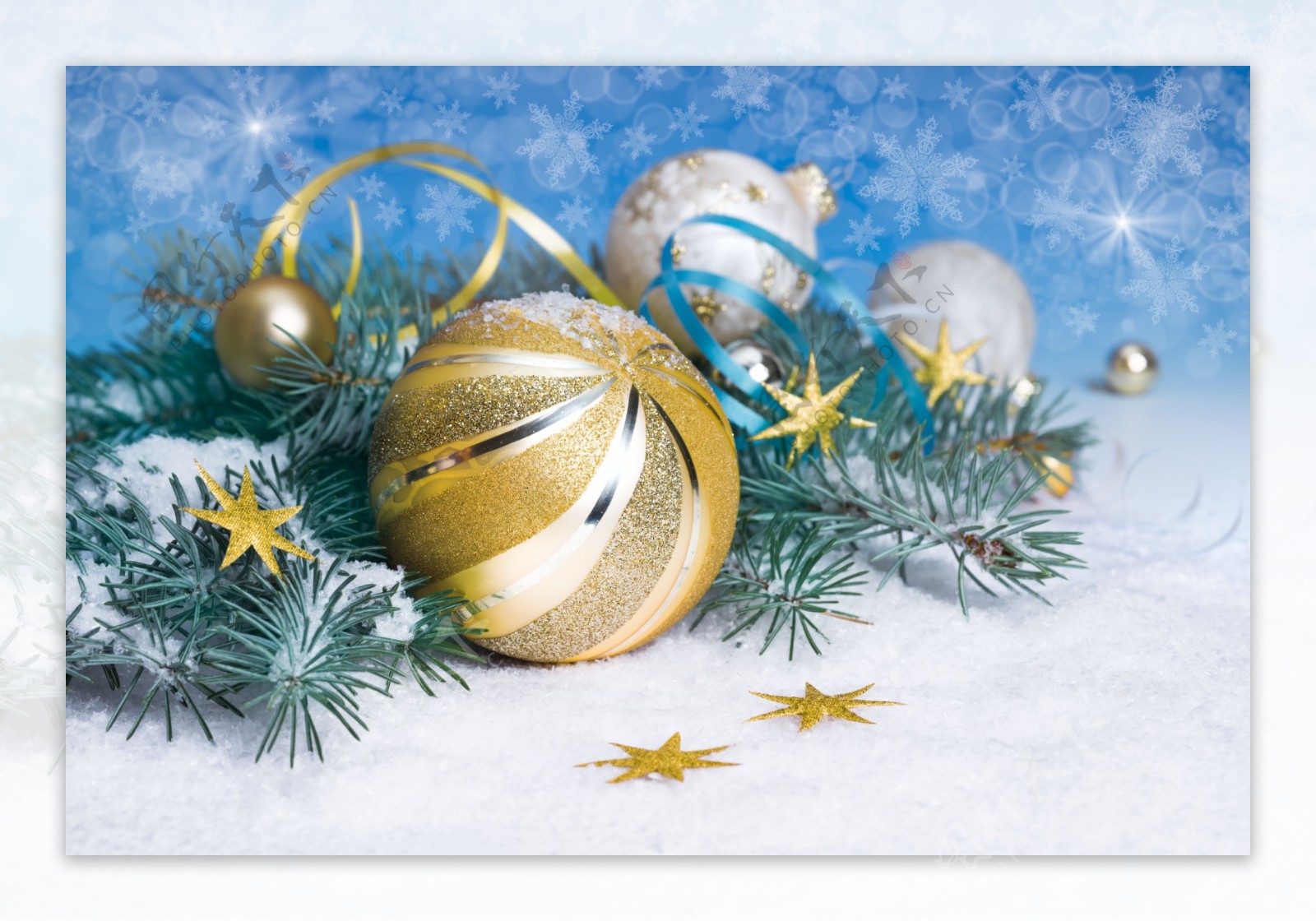 雪地内的彩球与圣诞树图片