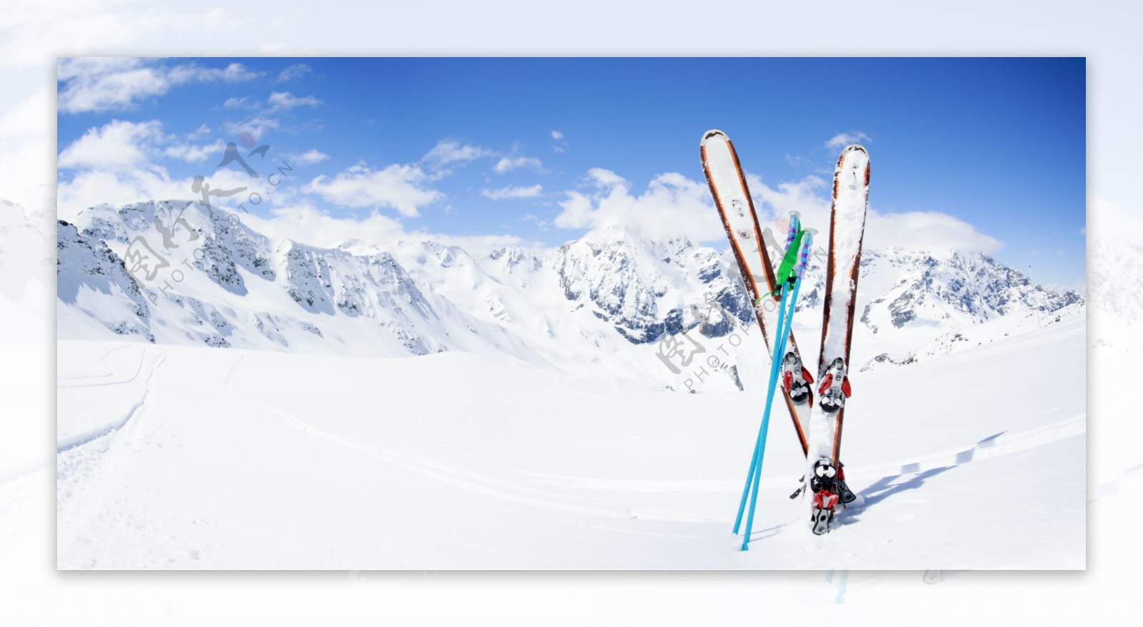 雪山上的滑雪板图片