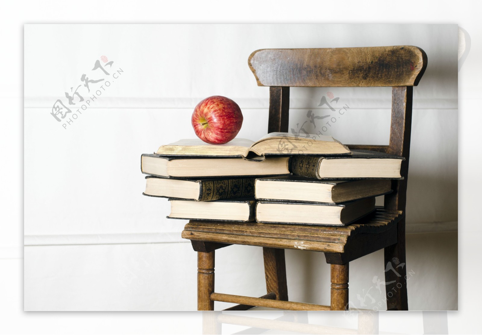椅子上的书本苹果图片
