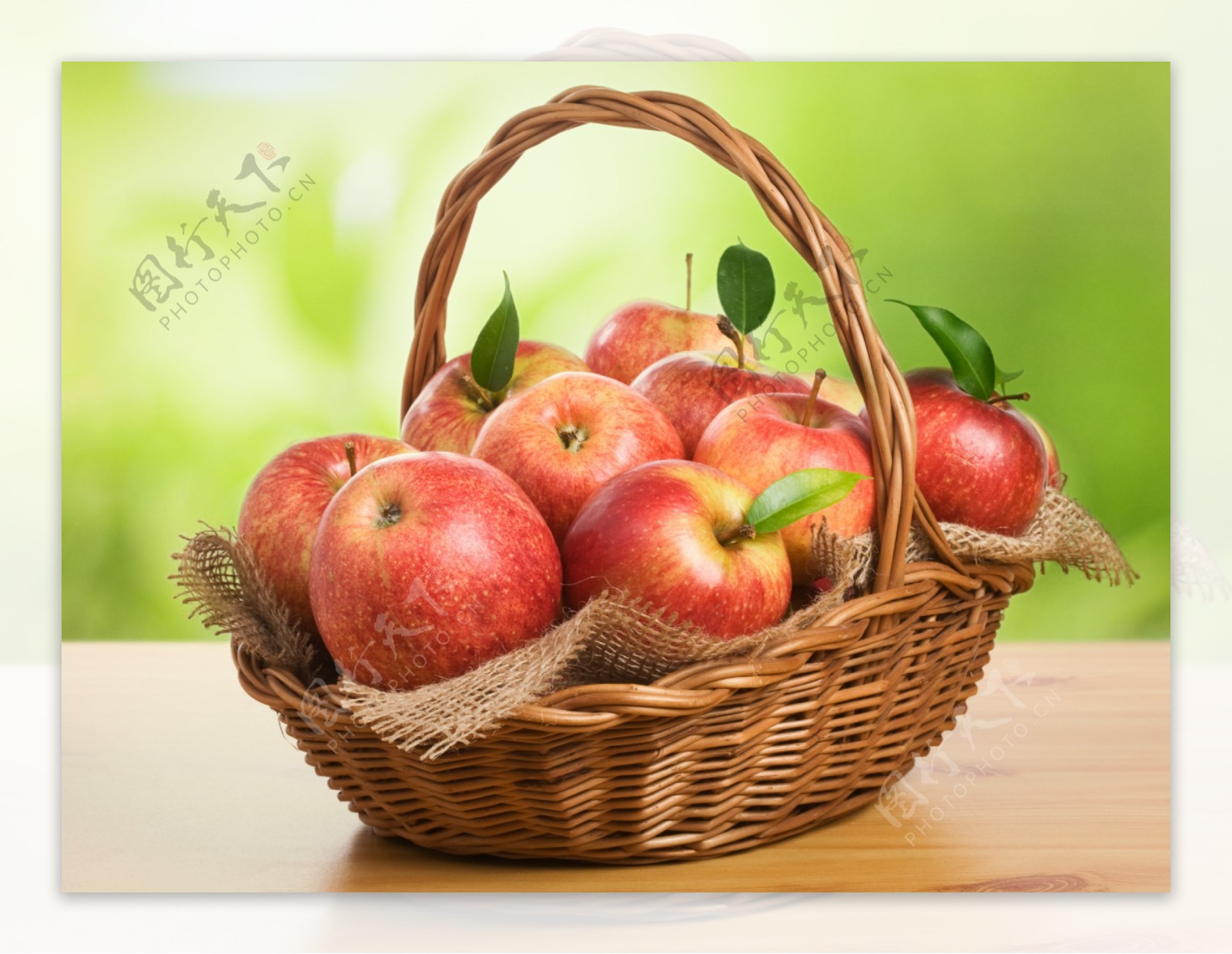 竹篮里的苹果图片