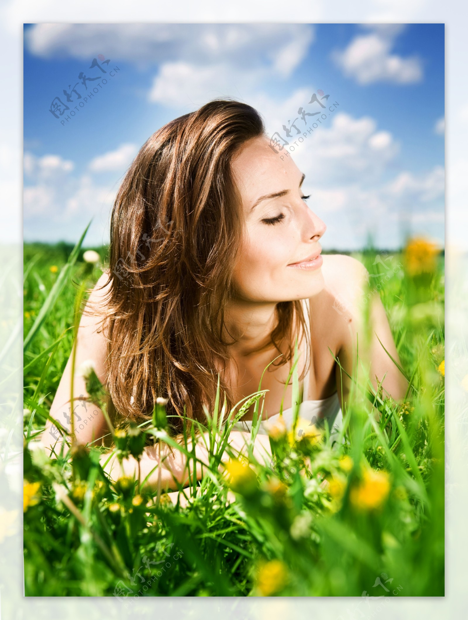 趴在草地上的女人图片
