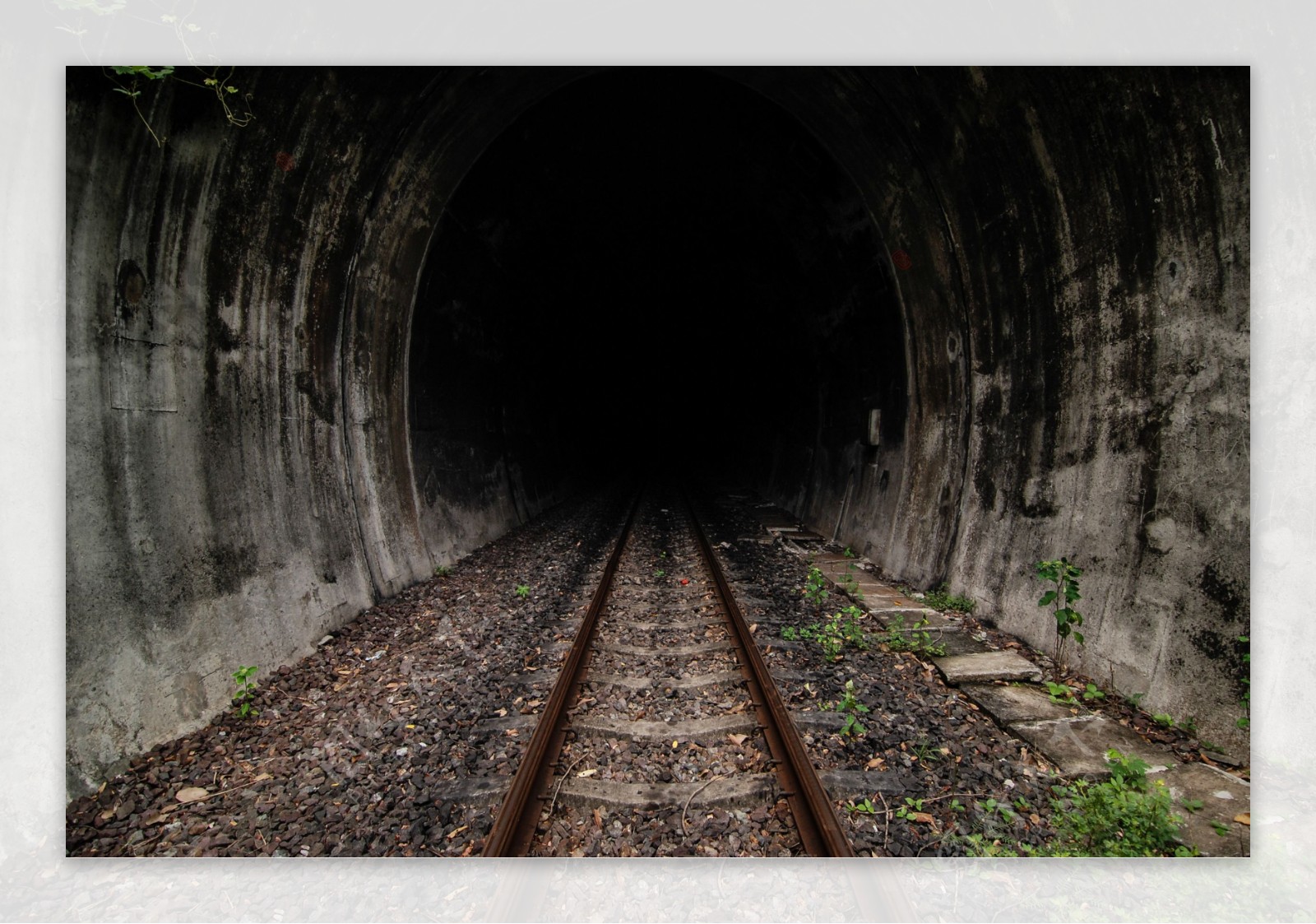 废旧的铁路隧道图片