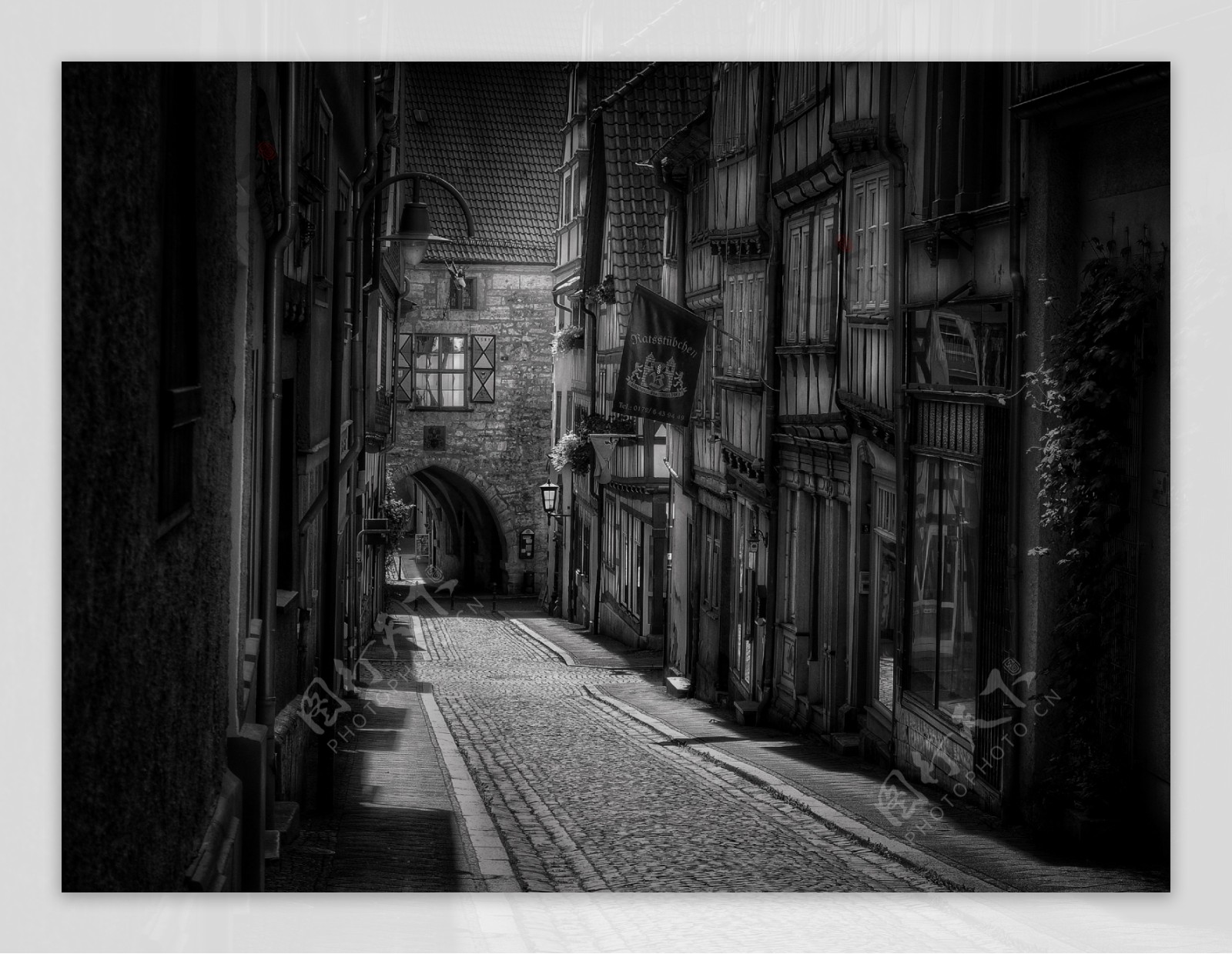 黑白小巷子图片