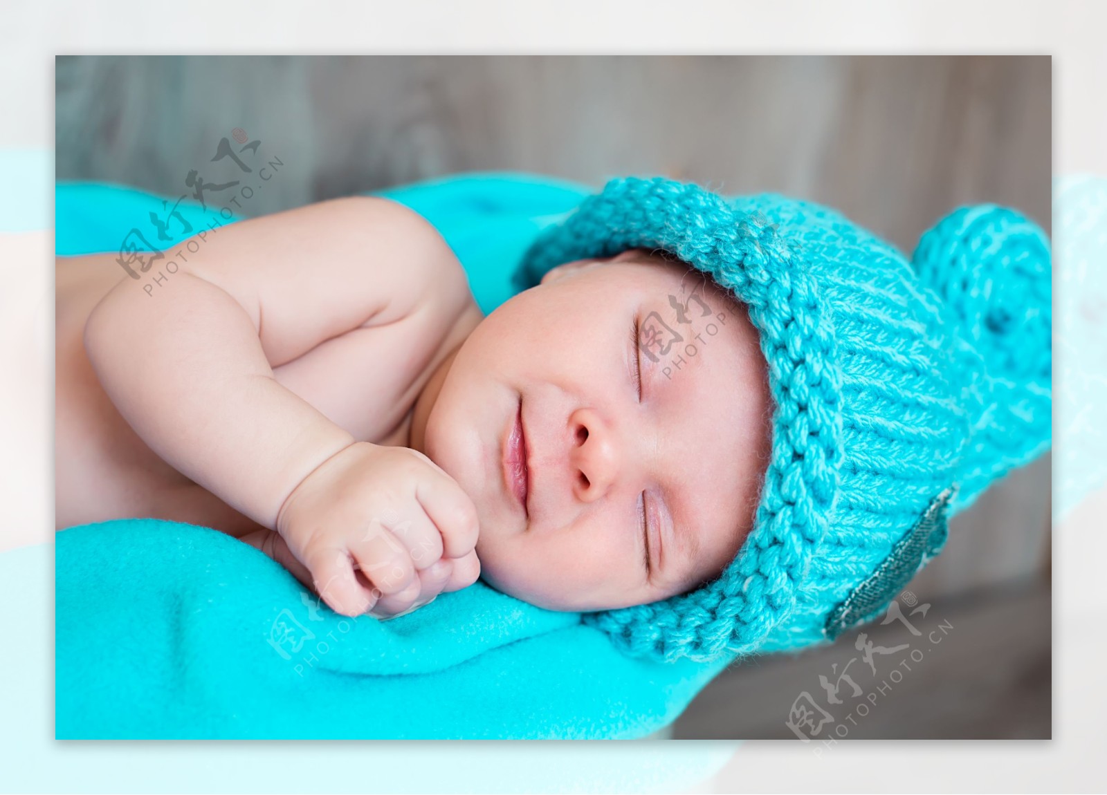 带蓝色毛线帽睡觉的婴儿图片