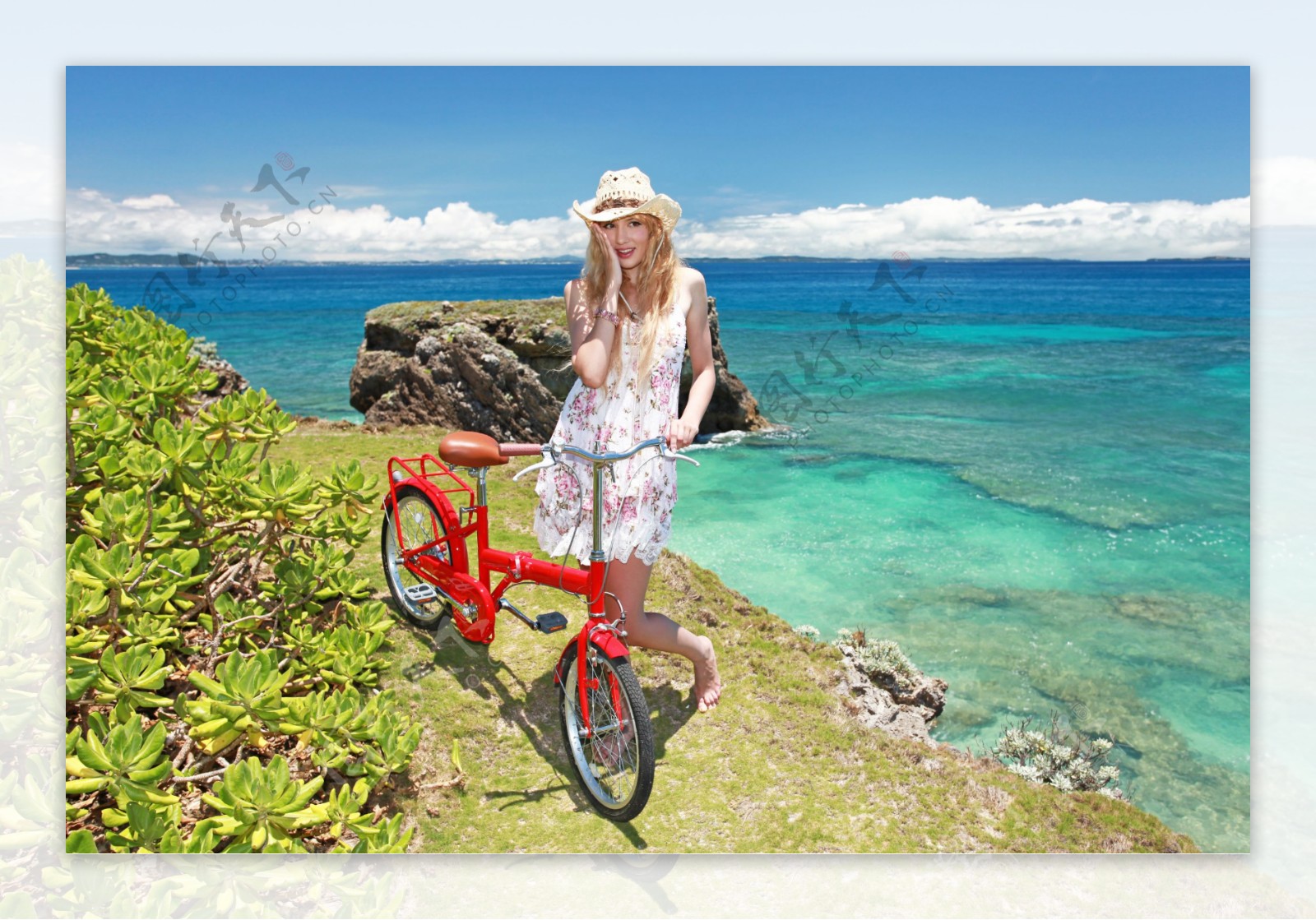 海边美女和单车图片