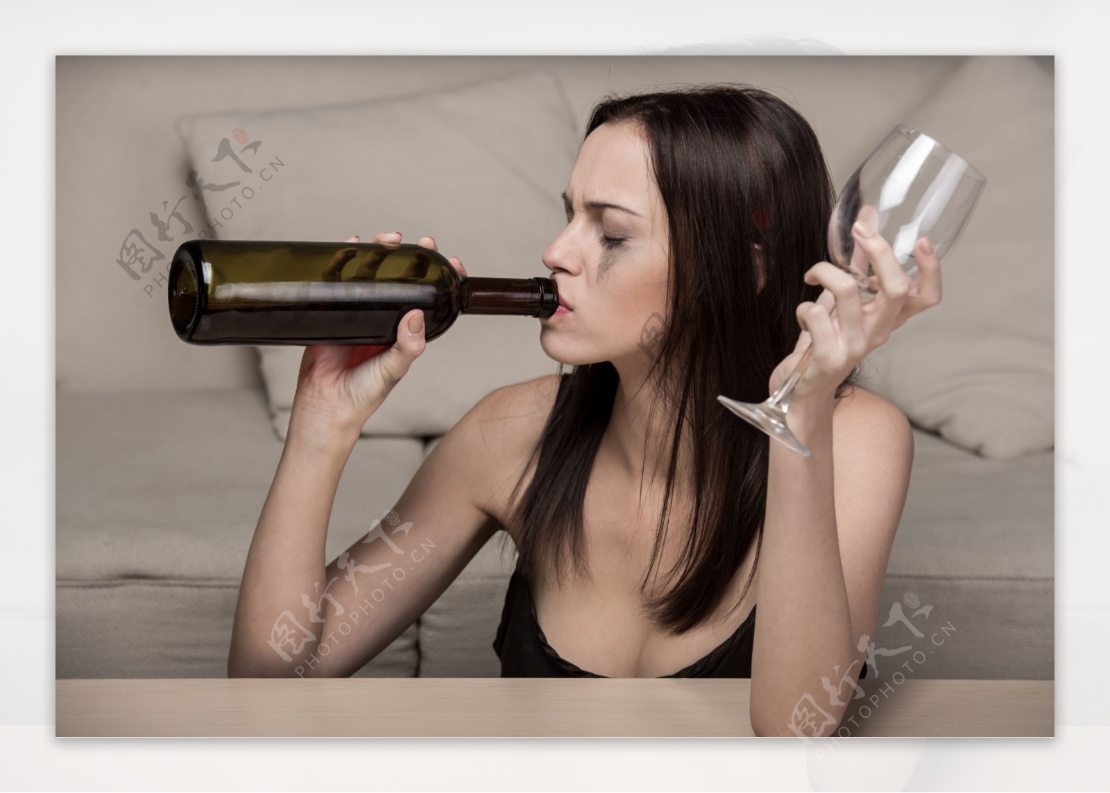 用酒瓶喝酒的女人图片