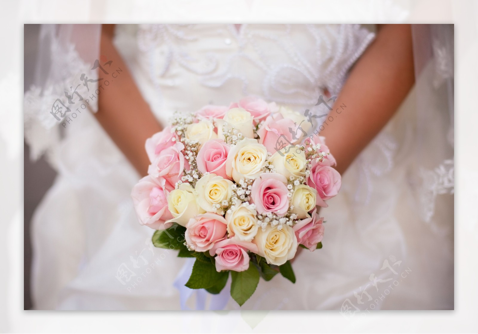 双手捧着鲜花的新娘图片