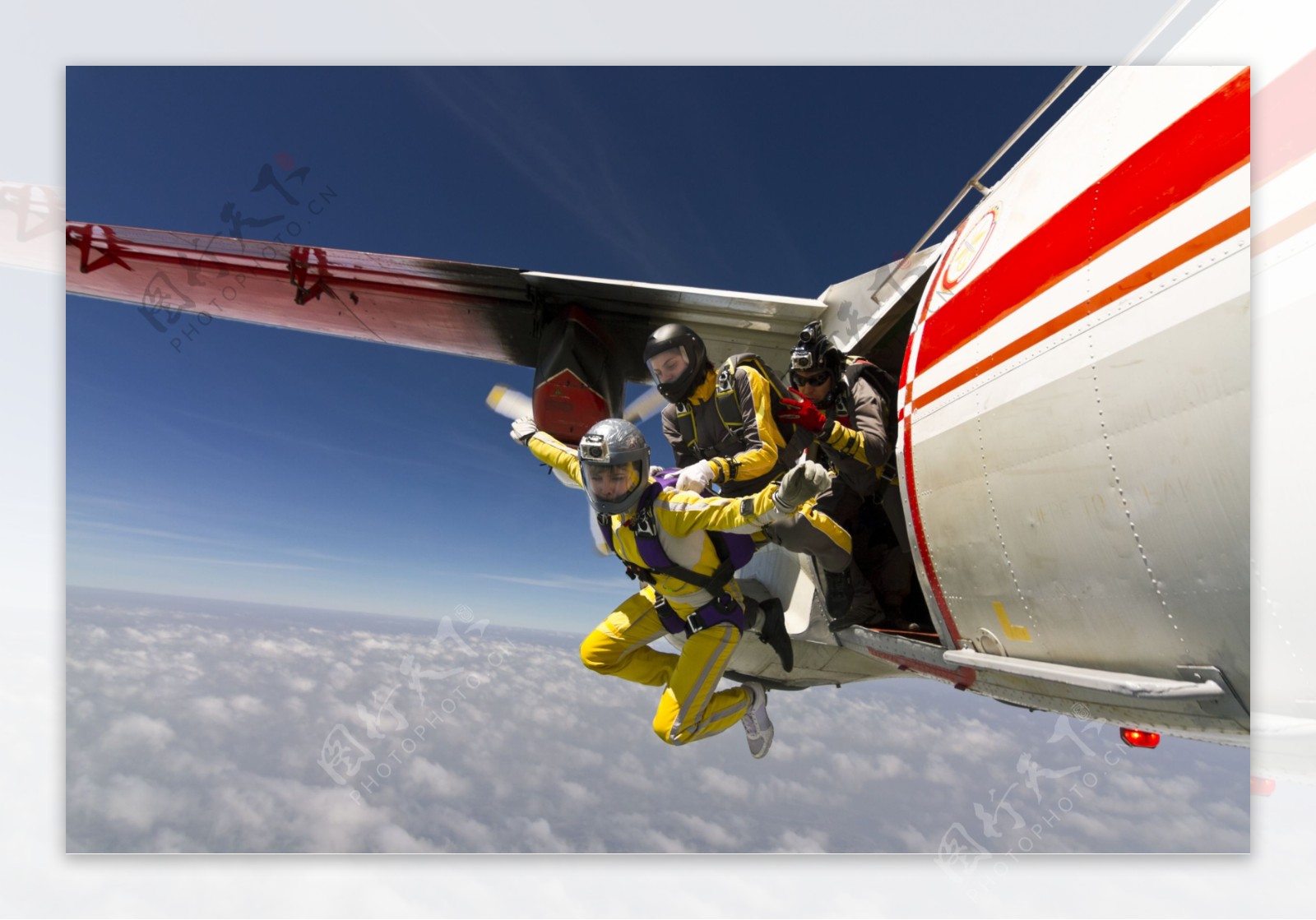 飞机上的跳伞运动员图片