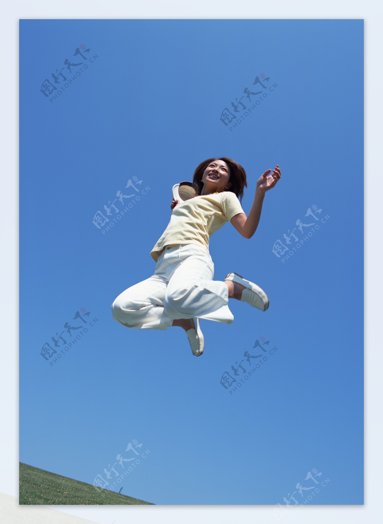跳跃起来的女性图片