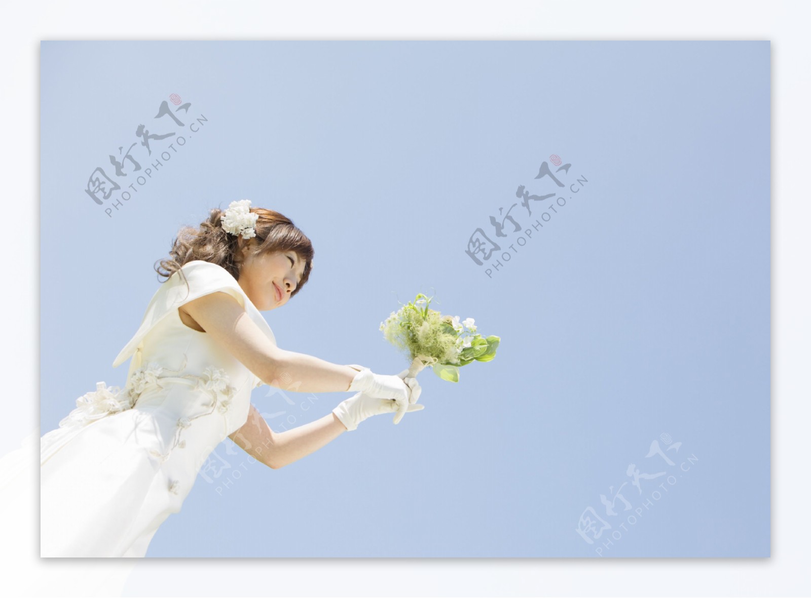 捧着鲜花的新娘照片图片