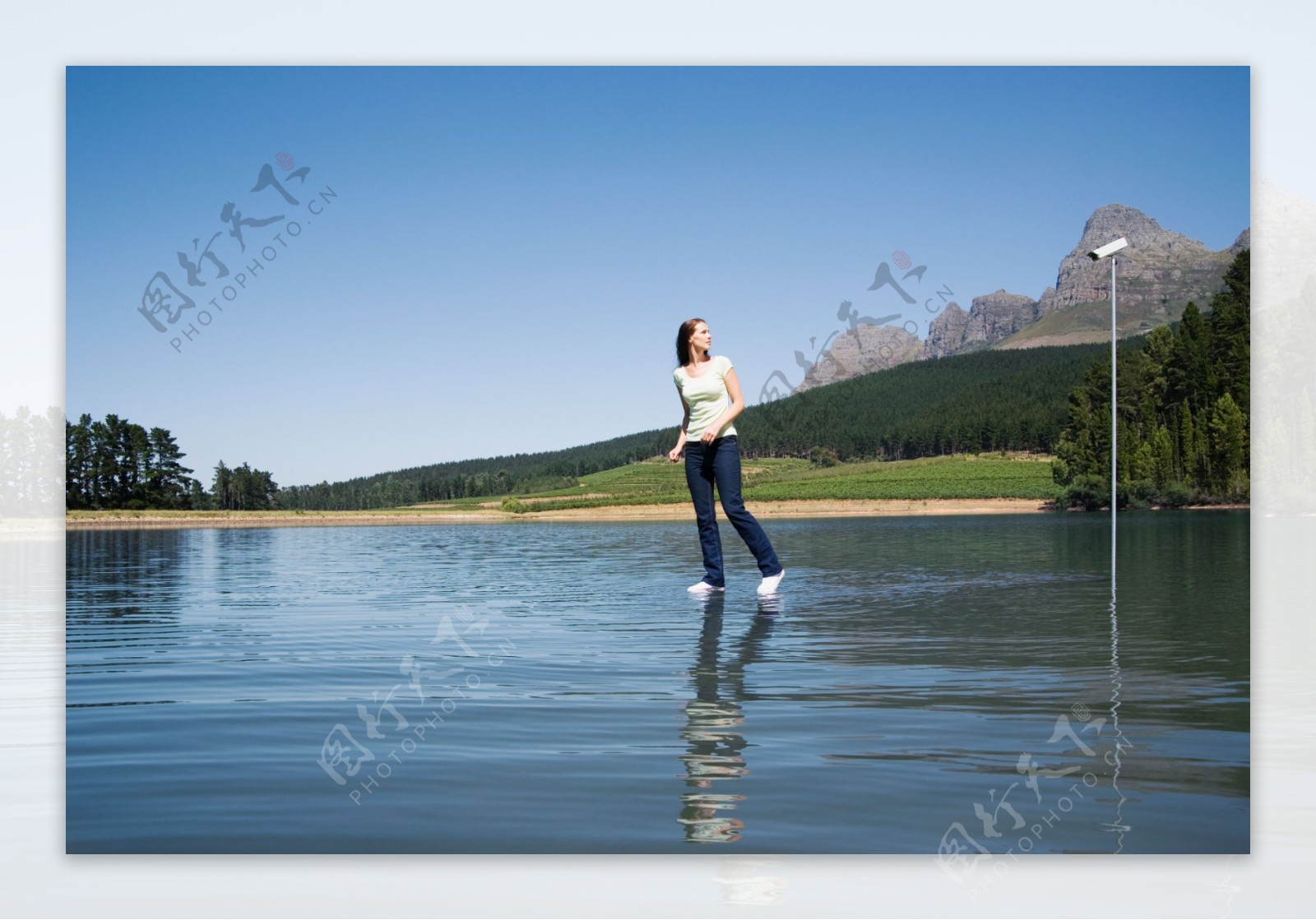 站立在水面上的女人图片