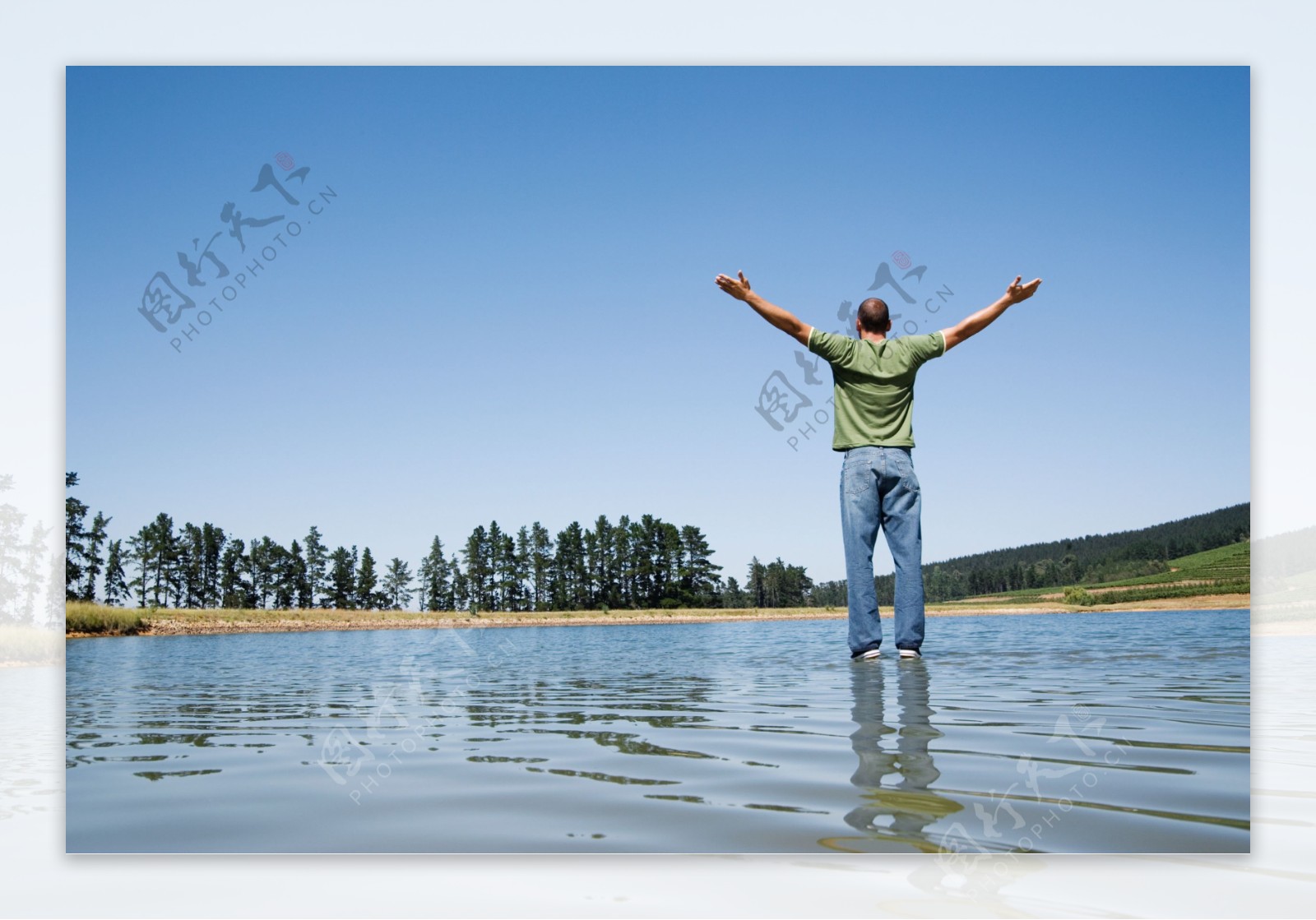 双手展开站在水面上的男人图片