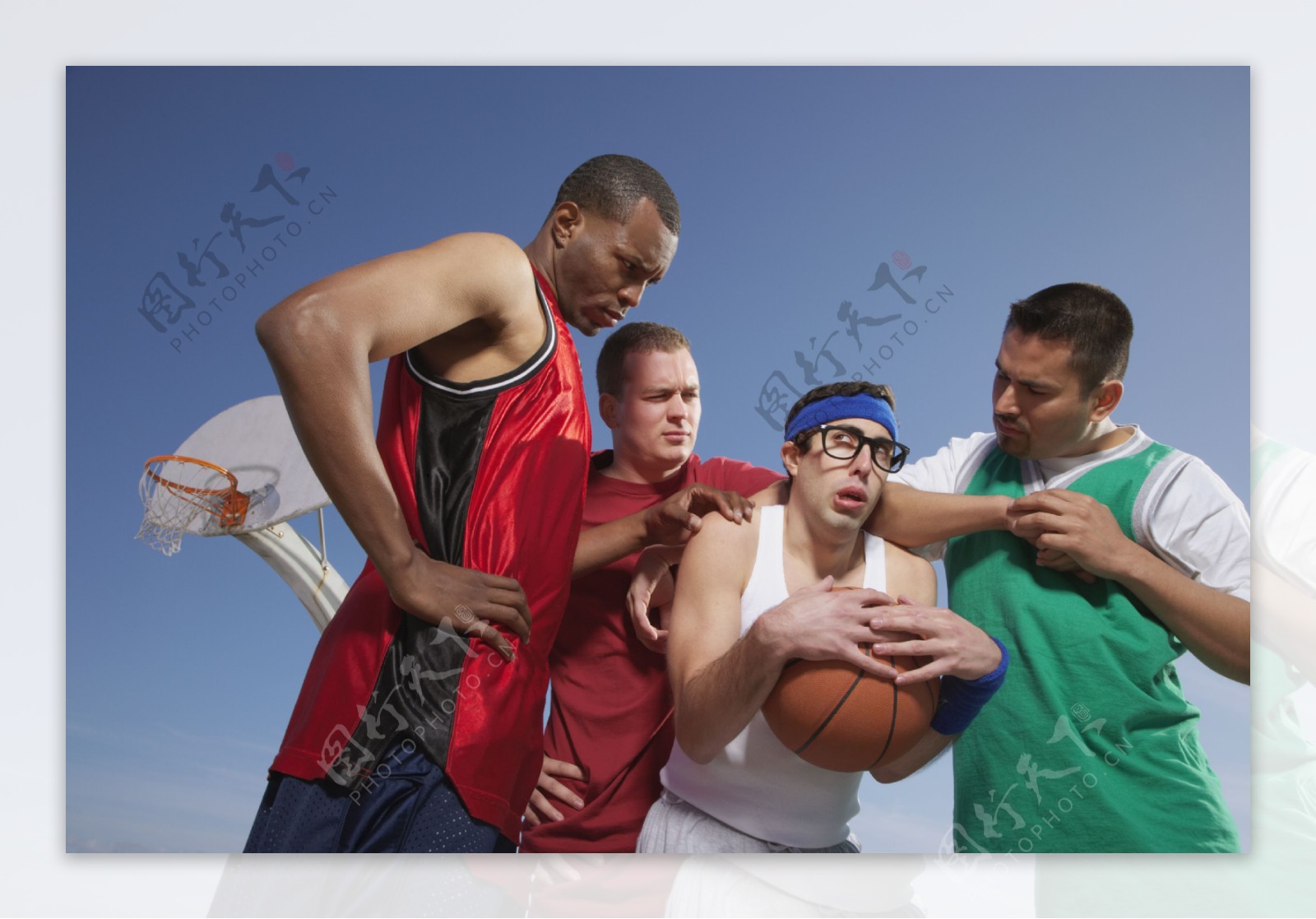 正在打篮球的四个男人图片