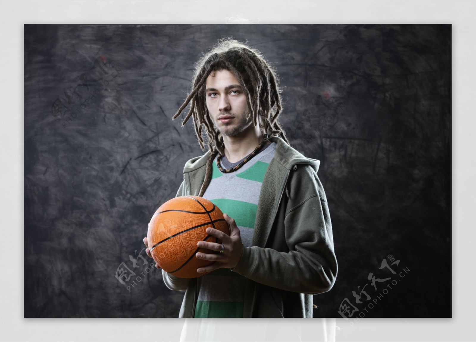 街头篮球运动员图片