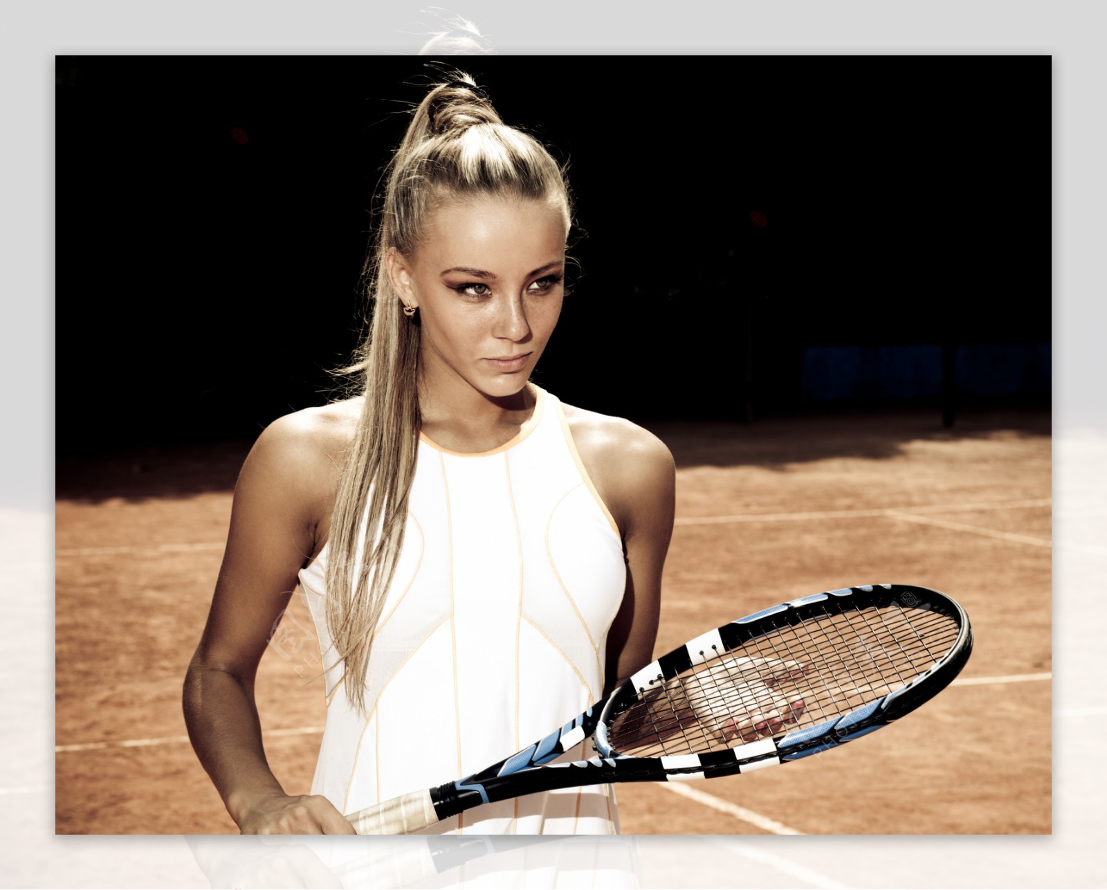 拿着网球球拍的美女图片