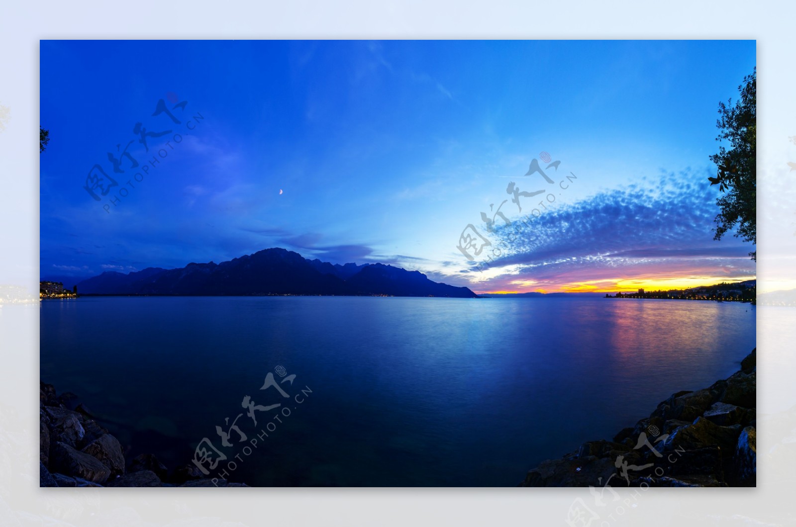黄昏下的湖泊美景图片