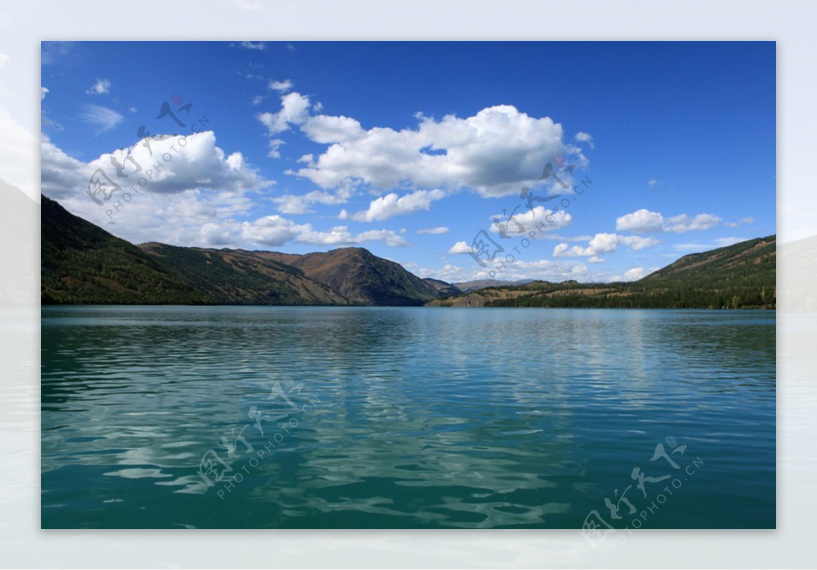 宁静湖泊风景图片