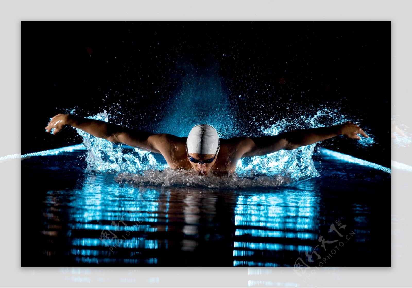 奋力游泳的运动员图片