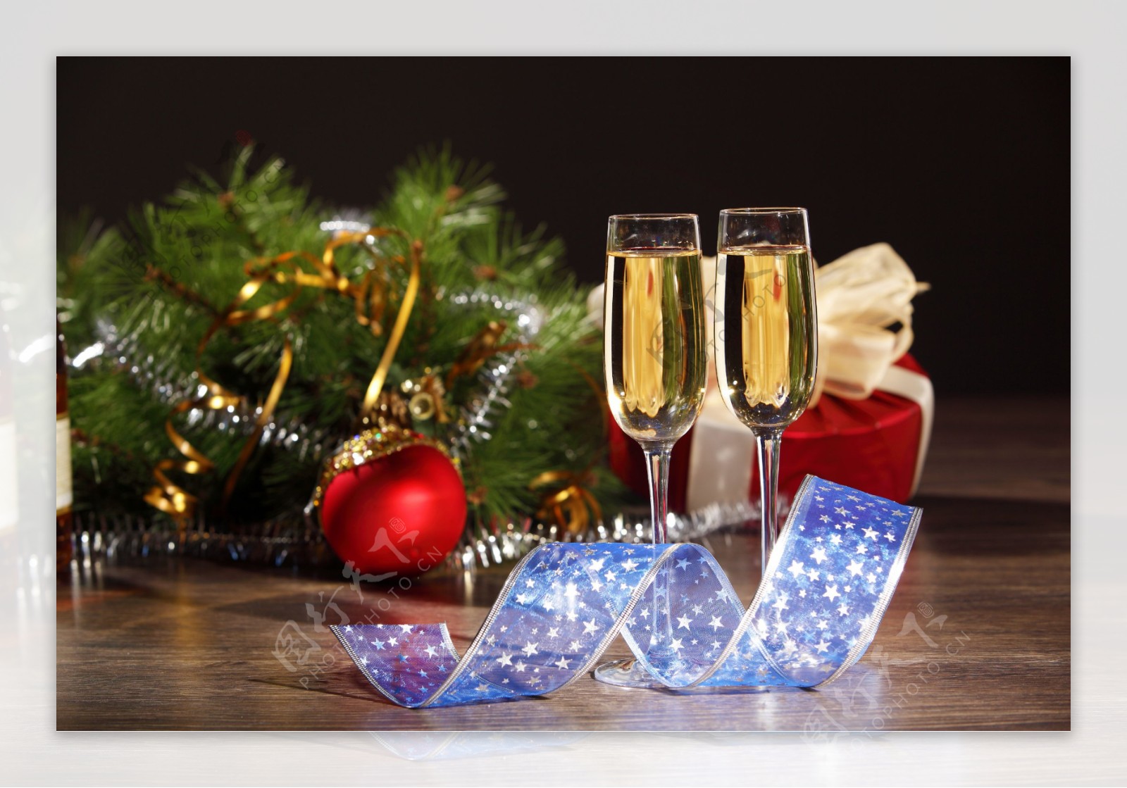 圣诞树装饰与香槟酒图片