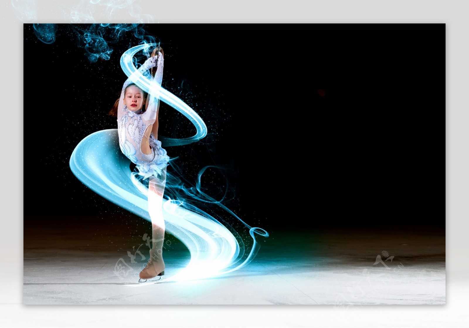 花样滑冰选手和蓝色旋转线条图片