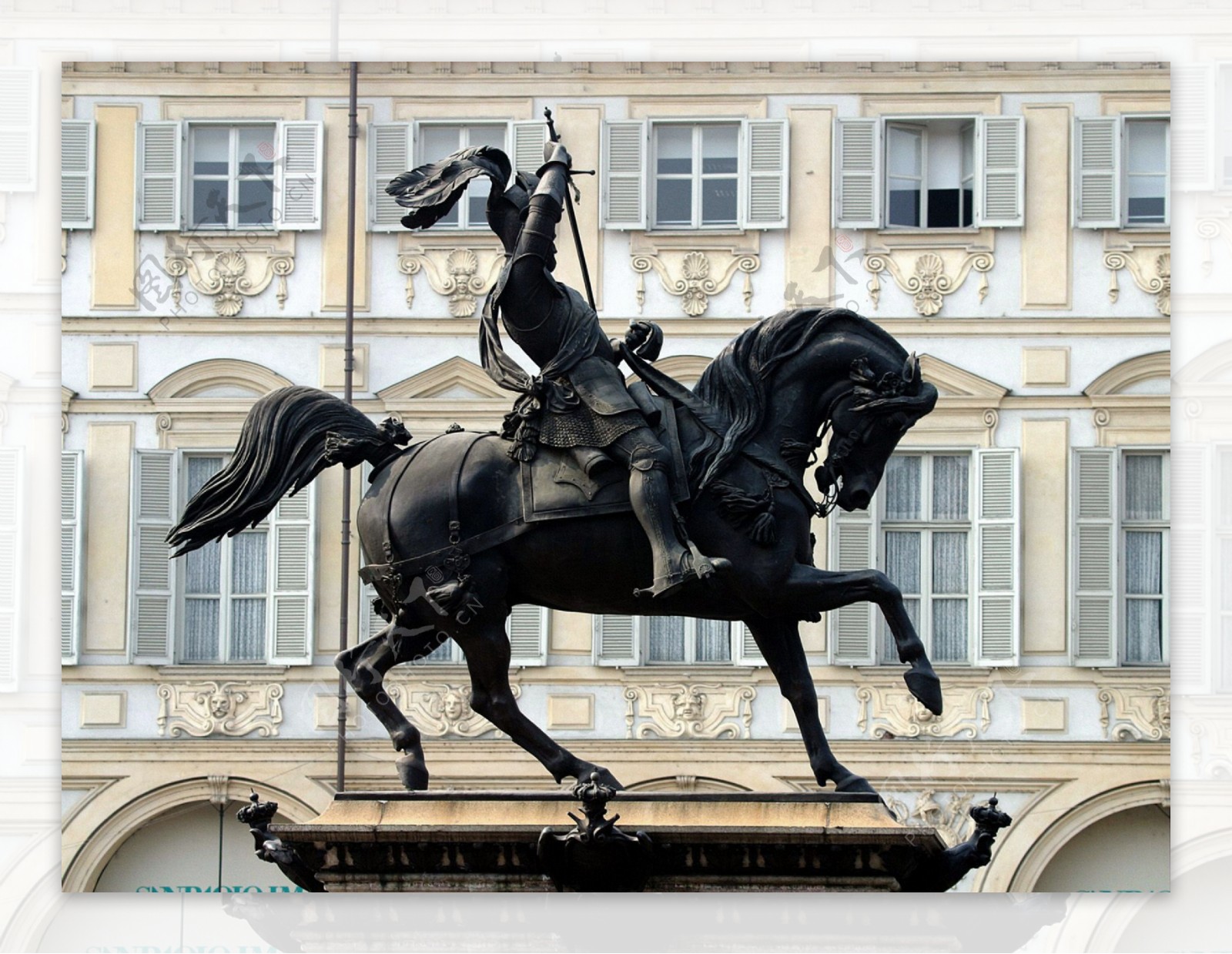 广场古典英雄骑士雕像图片