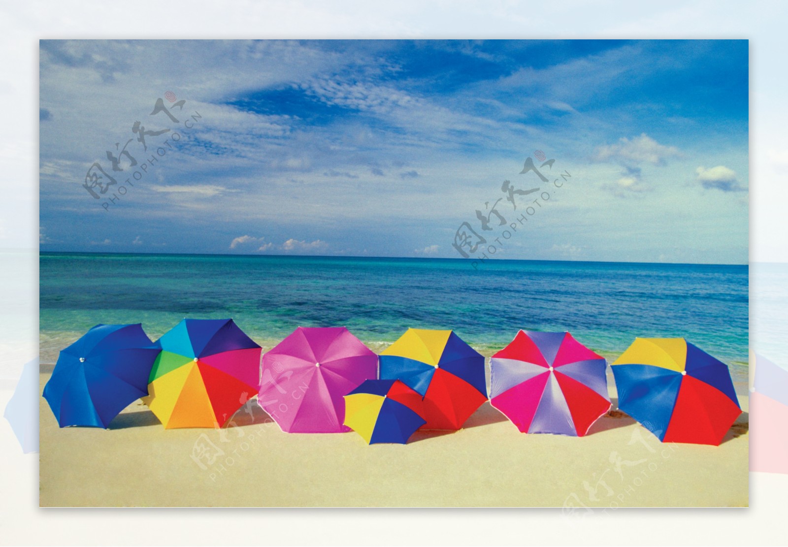 沙滩上的七彩伞图片