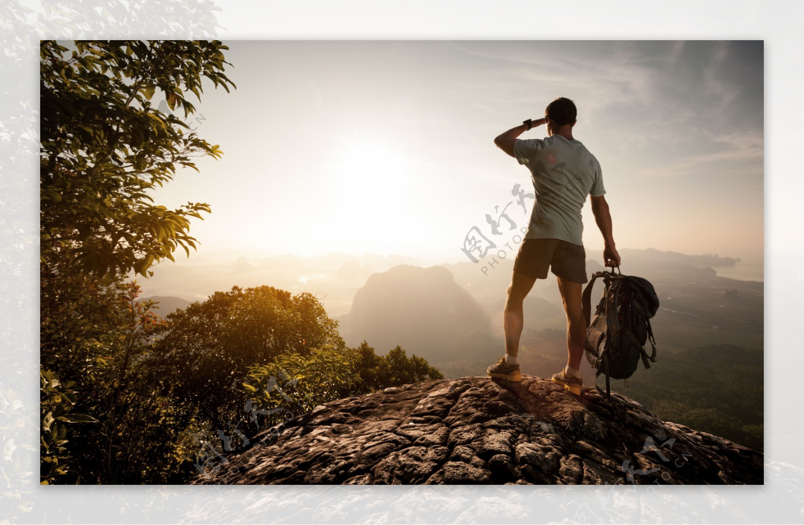 看风景的男人图片