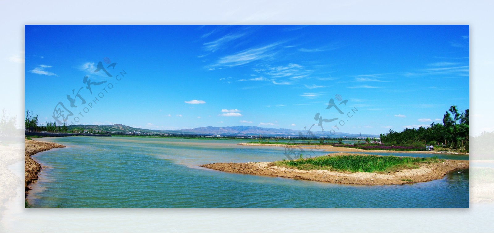 蓝色湖泊天空风景