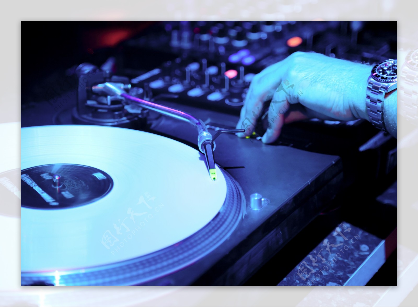 蓝色灯光与DJ音乐人图片