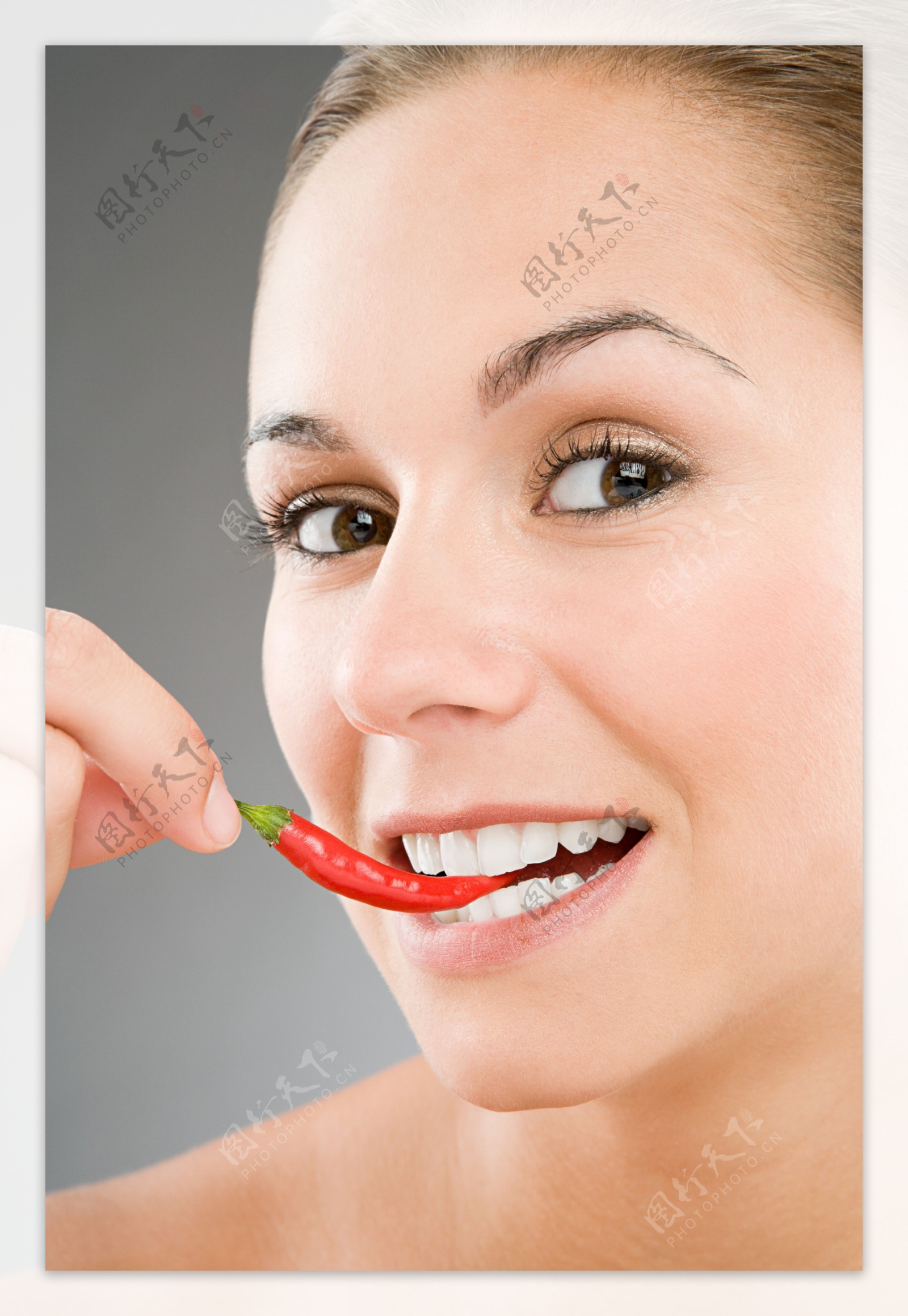 吃红色小辣椒的外国女人图片