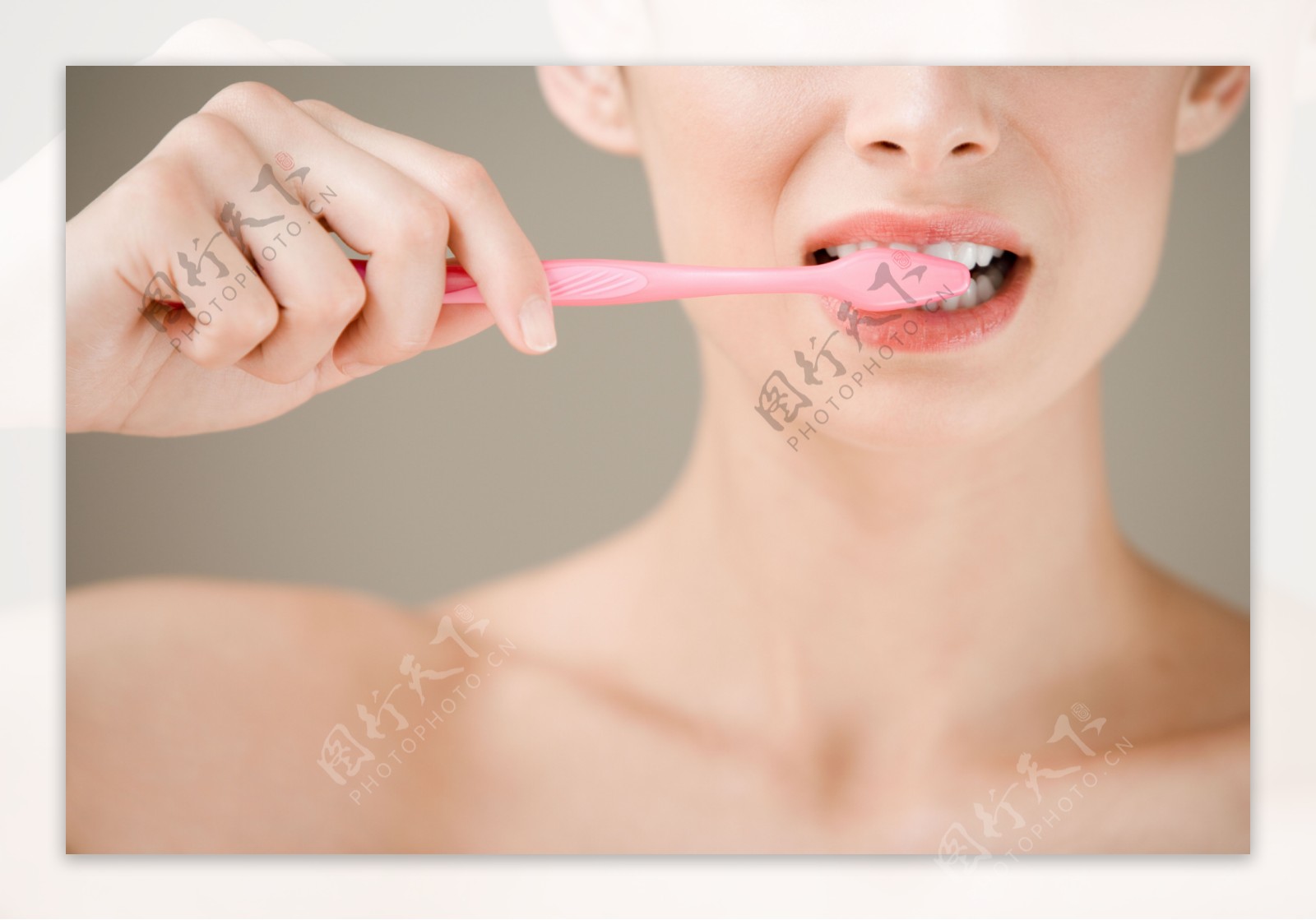 刷牙的SPA美女高清图图片