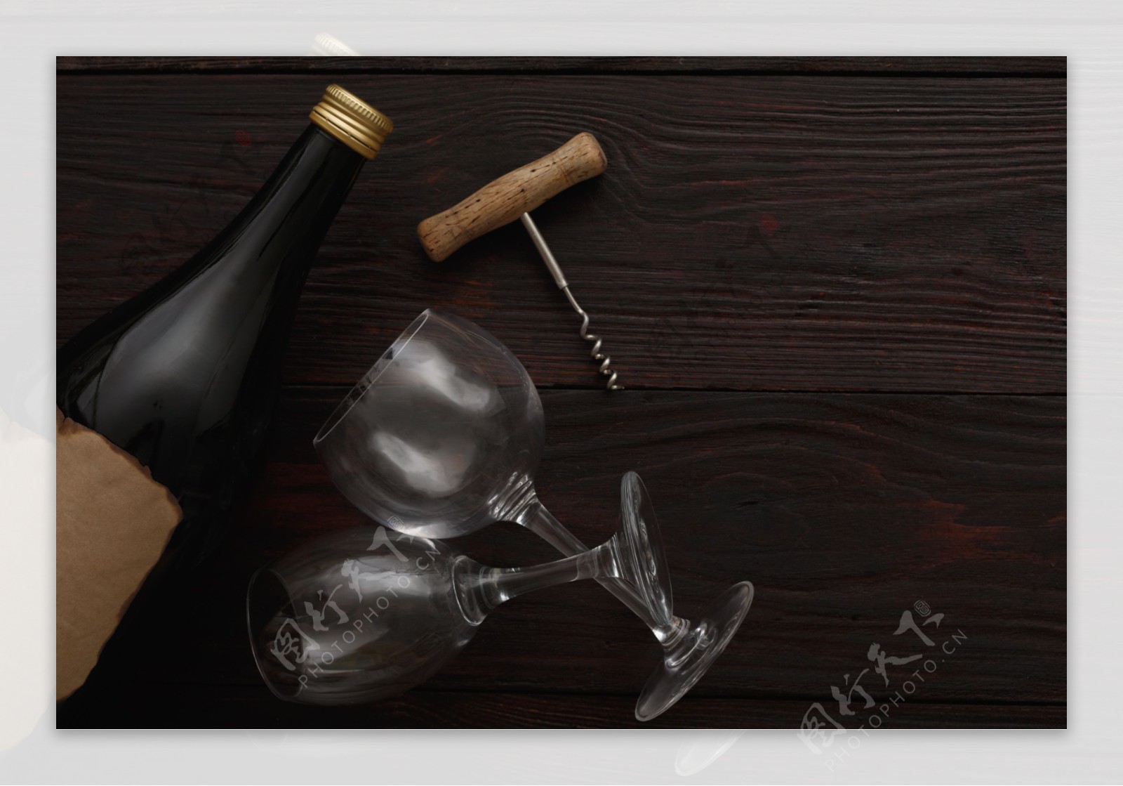 红酒瓶高脚杯与开瓶器图片