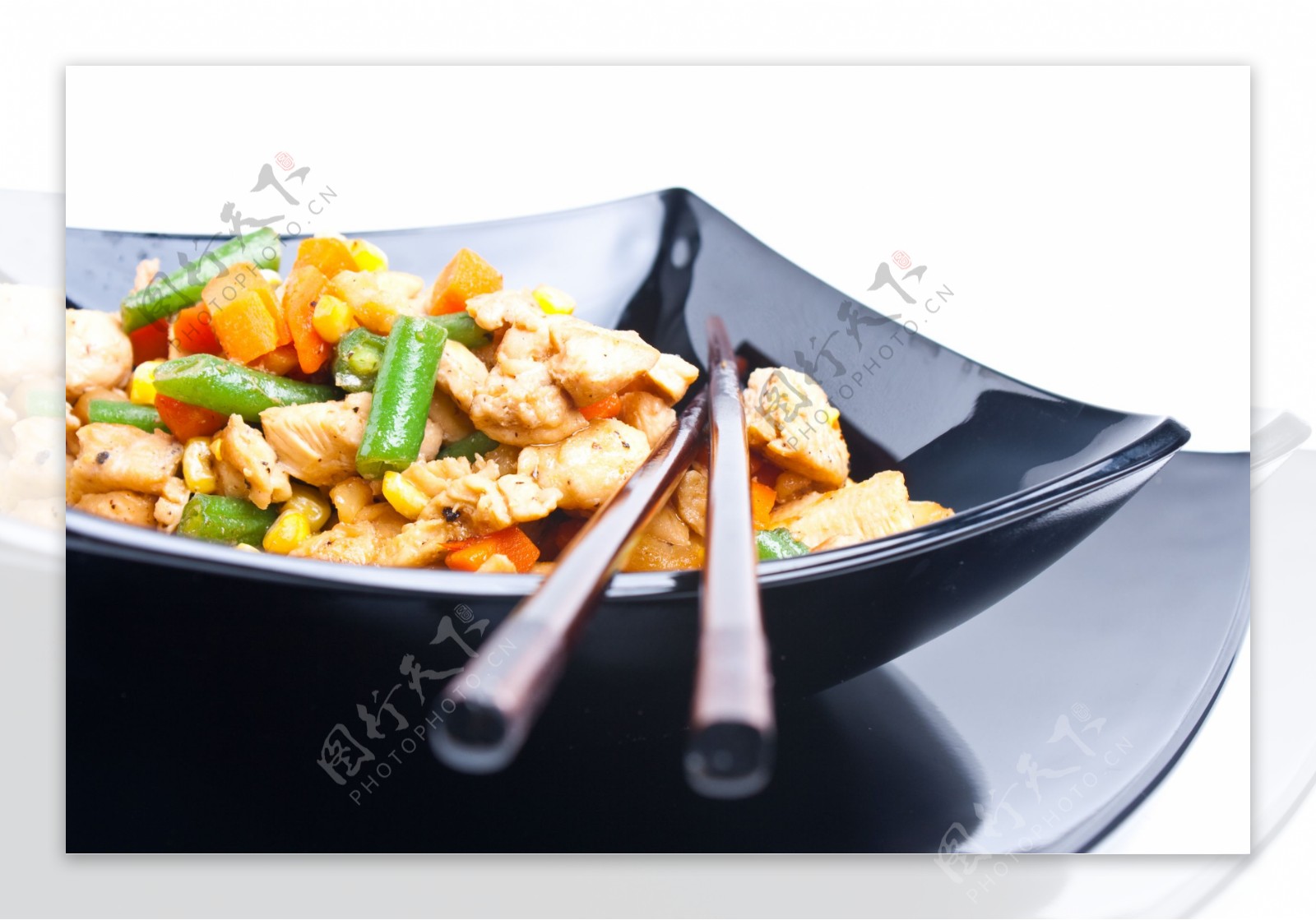 一盘菜和筷子图片