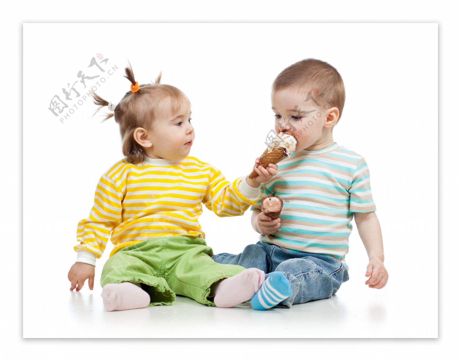 吃冰激凌的两个宝宝图片