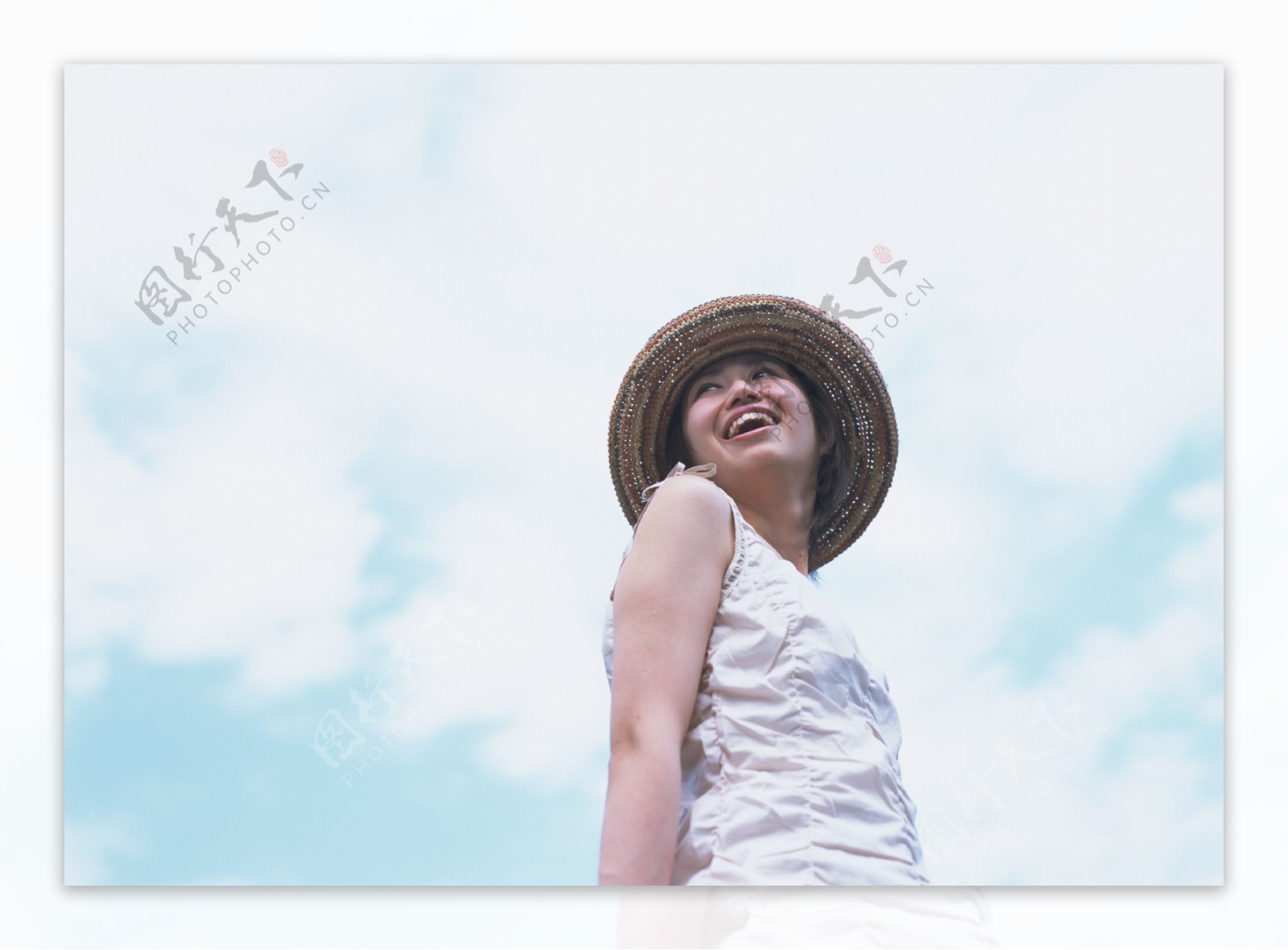 天空下微笑的女人图片
