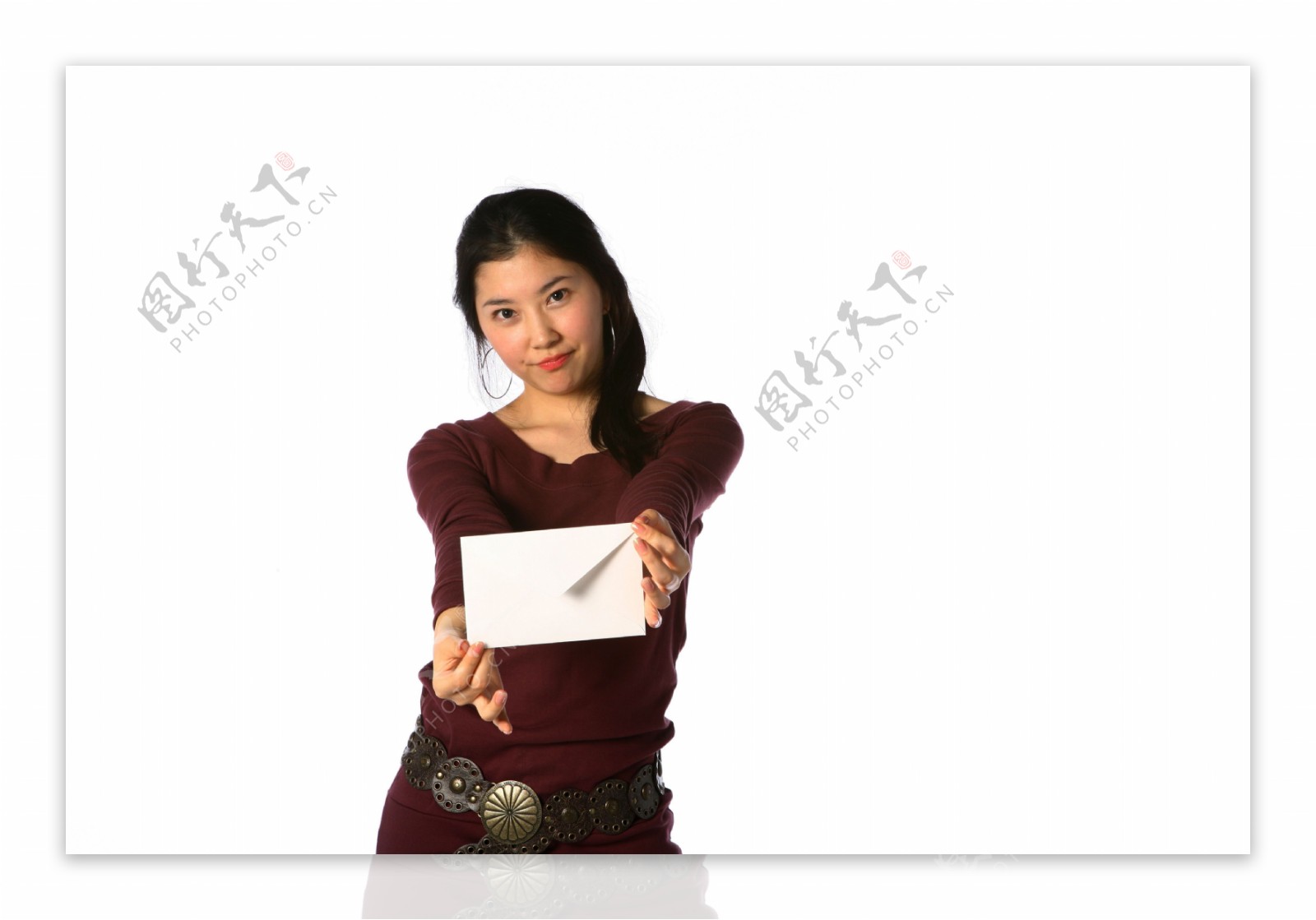 双手拿着信件的韩国美女图片