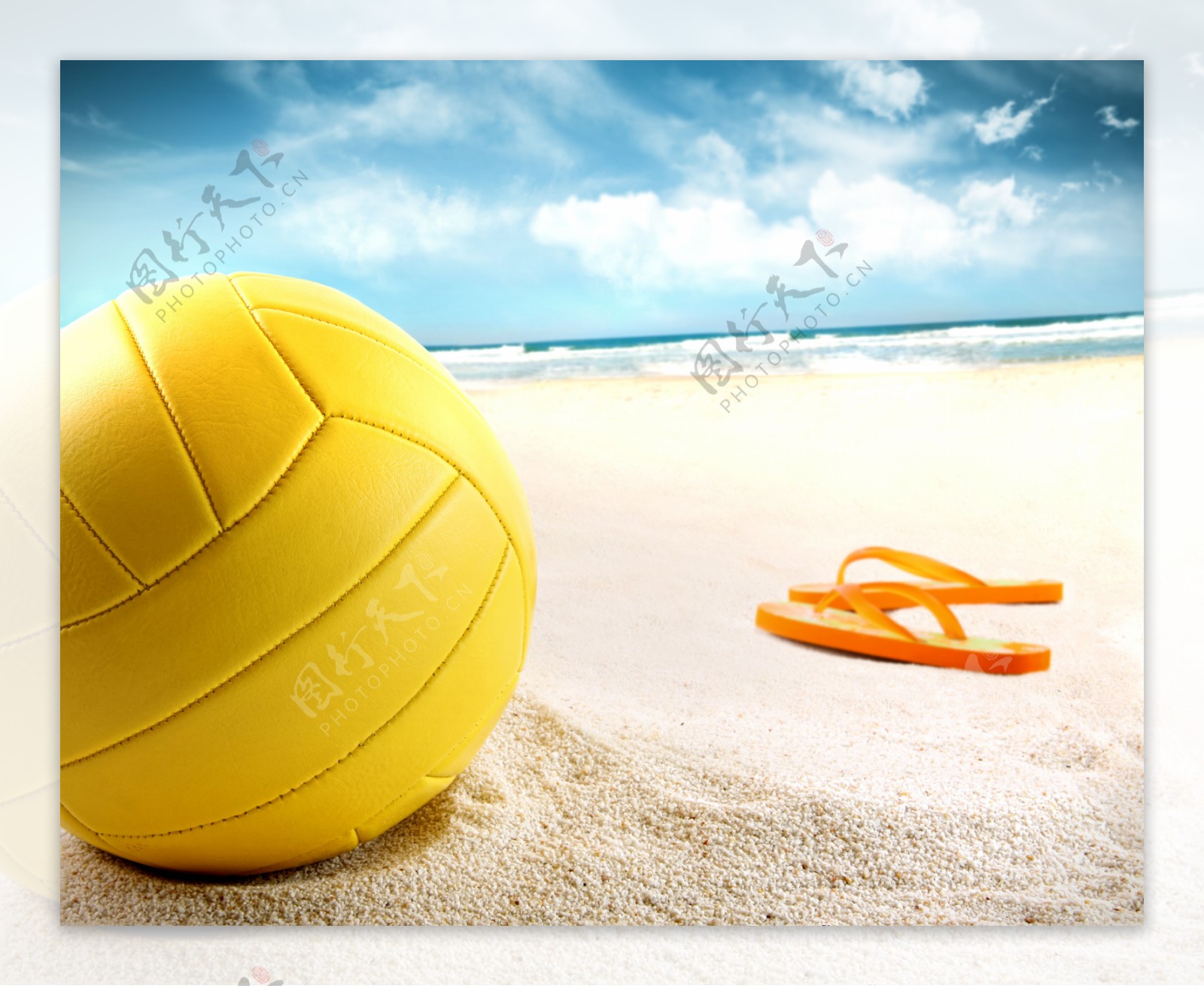 沙滩上的排球与拖鞋
