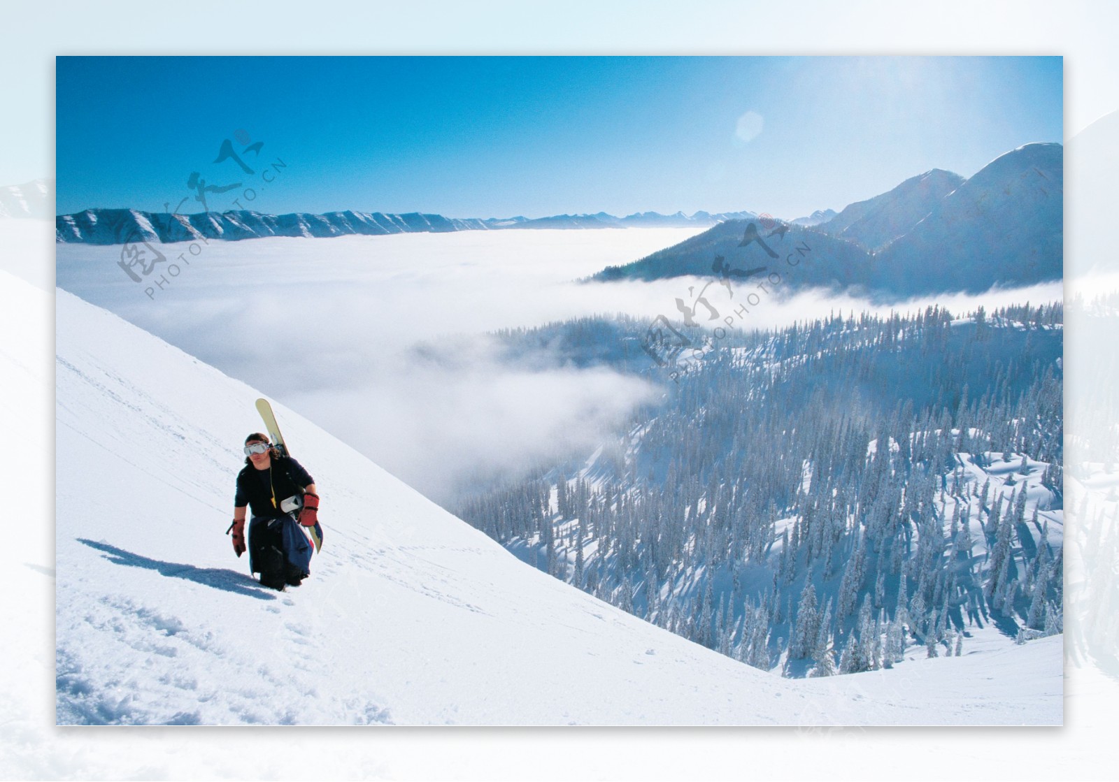登山的滑雪运动员高清图片