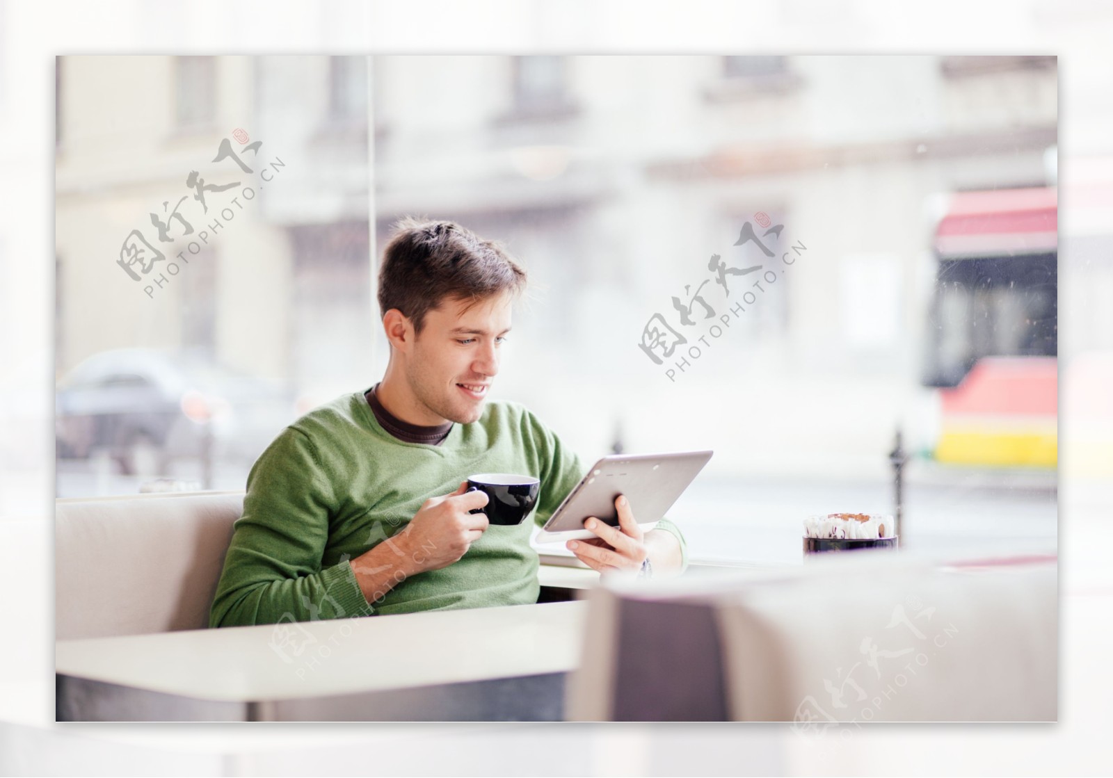 喝咖啡上网的男人图片